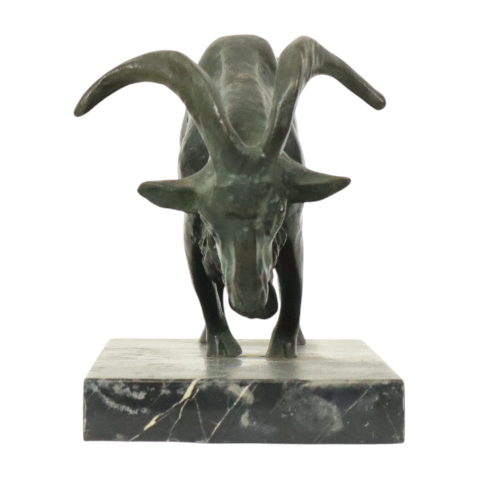 Francese Statua di bronzo antico Scultura animale Capra Ariete Marmo in vendita