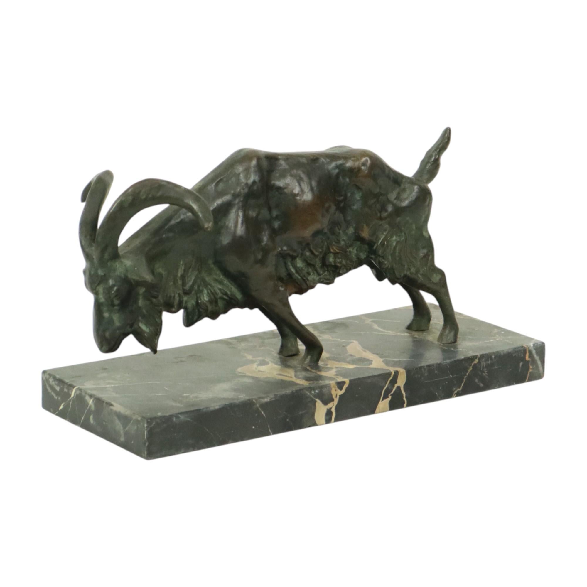 Calco Statua di bronzo antico Scultura animale Capra Ariete Marmo in vendita