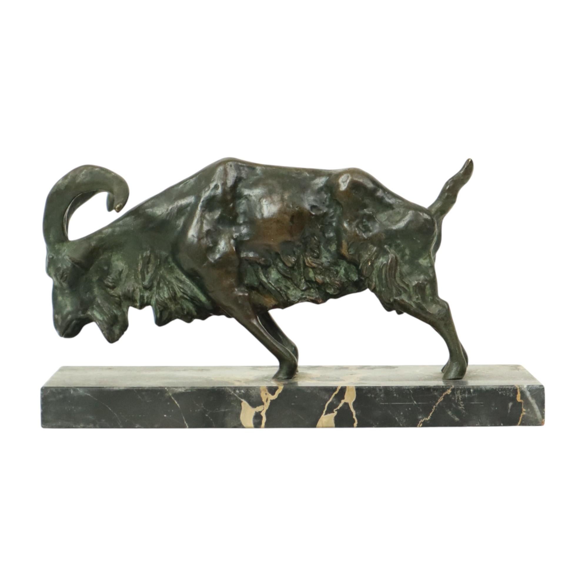 Statua di bronzo antico Scultura animale Capra Ariete Marmo In condizioni buone in vendita a Poperinge, BE