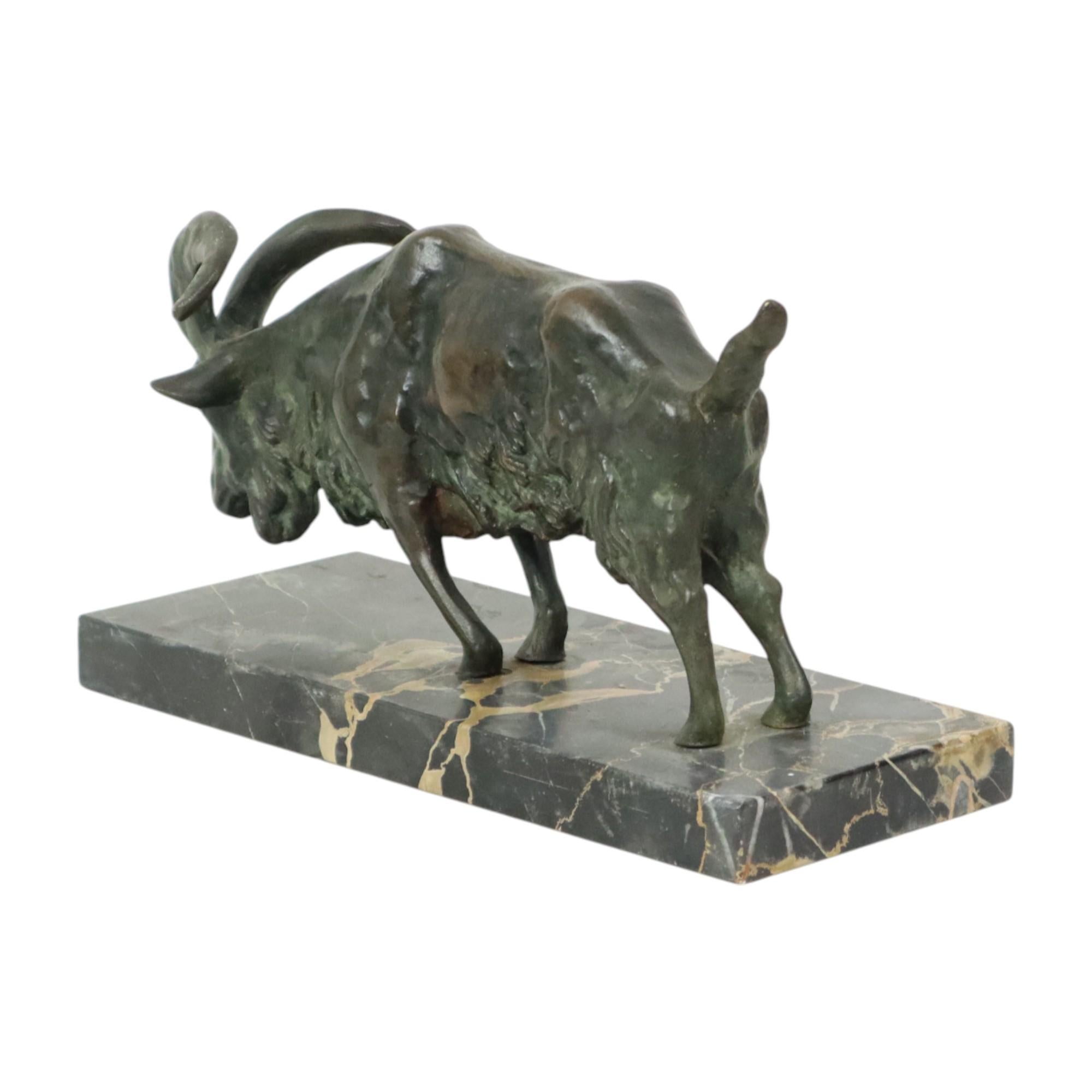 Inizio XX secolo Statua di bronzo antico Scultura animale Capra Ariete Marmo in vendita