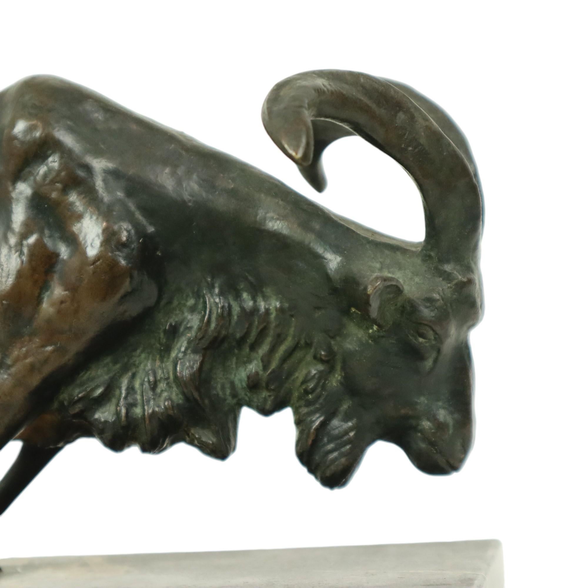 Statua di bronzo antico Scultura animale Capra Ariete Marmo in vendita 1