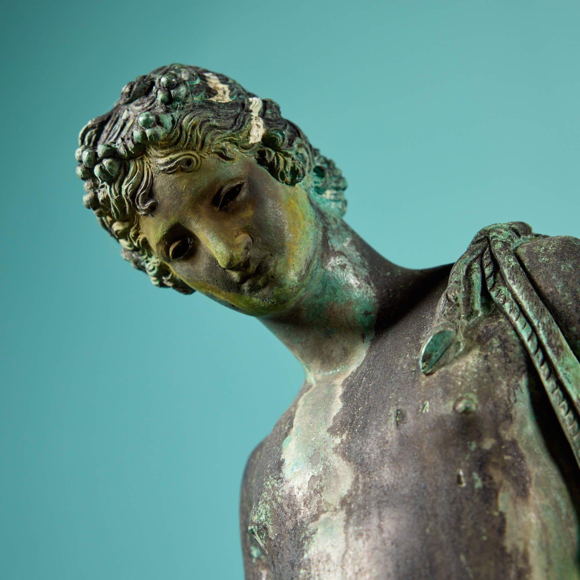 Grand Tour Statue ancienne de Narcisse en bronze en vente