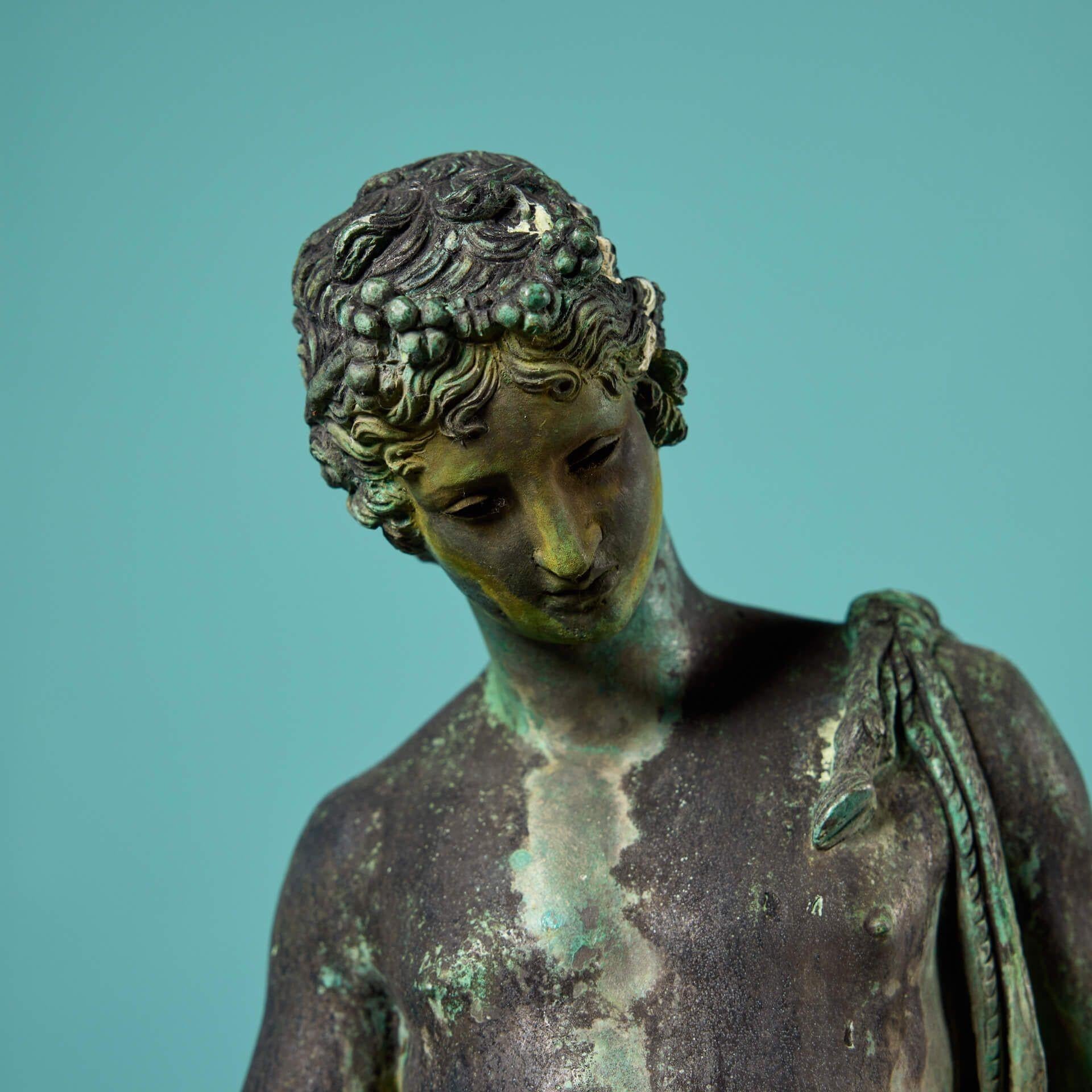 italien Statue ancienne de Narcisse en bronze en vente