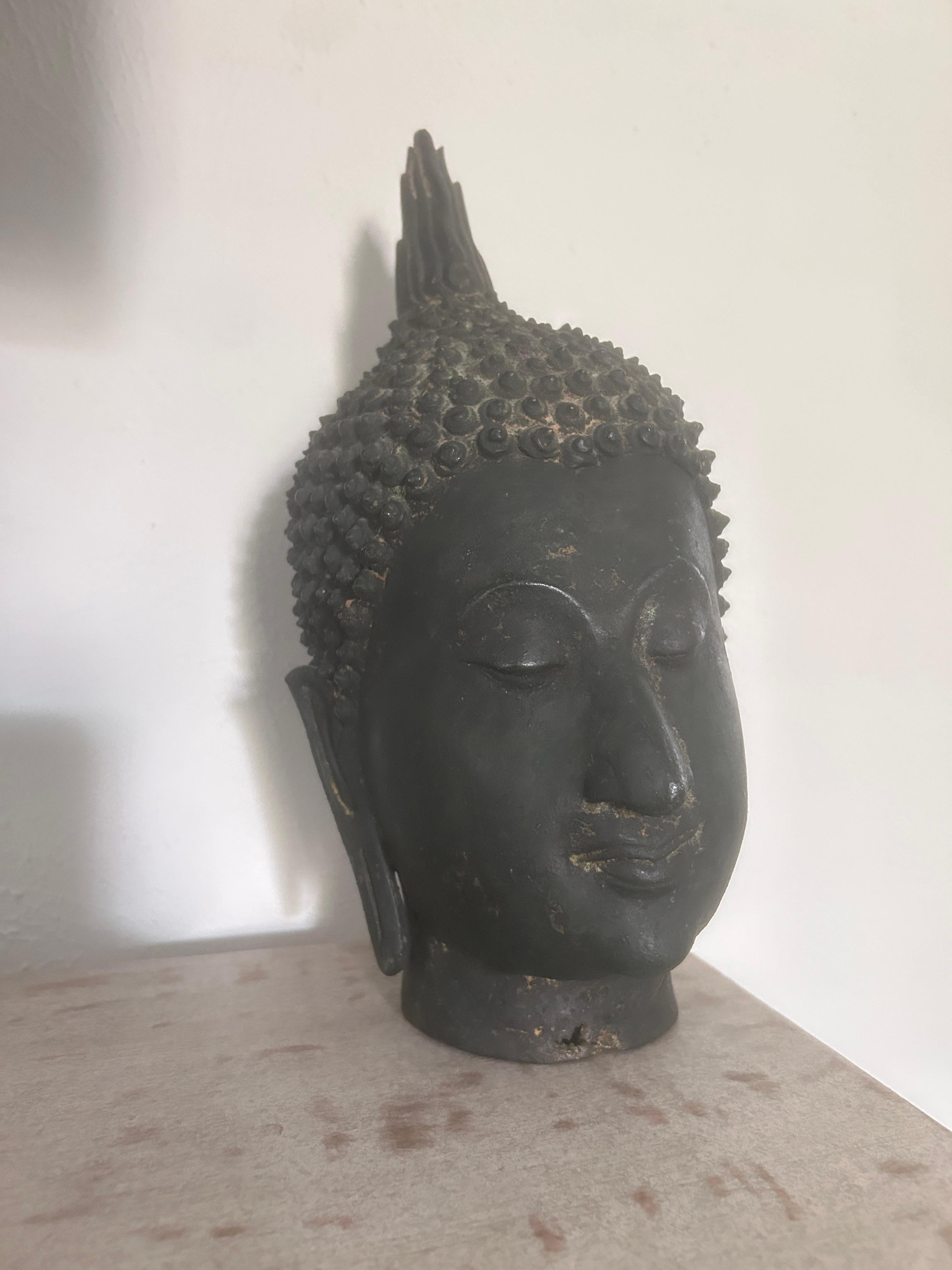 Tête de bouddha en bronze ancien Sukhothai à pied en vente 3