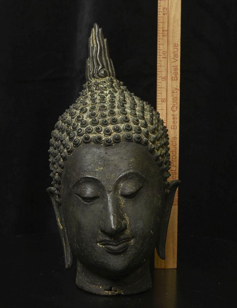 Tête de bouddha antique en bronze d'un bouddha à pied de style Sukothai proche de la réalité. Il mesure 11