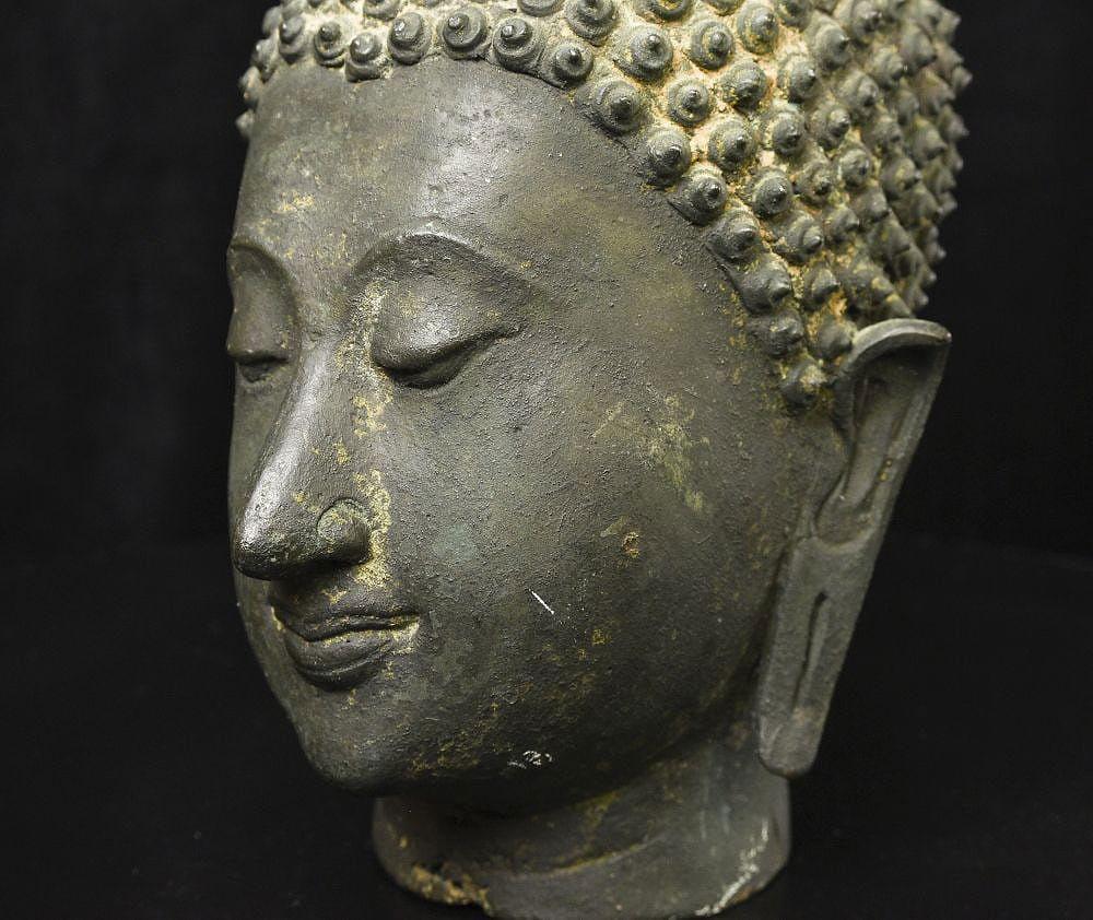 XVIIIe siècle et antérieur Tête de bouddha en bronze ancien Sukhothai à pied en vente