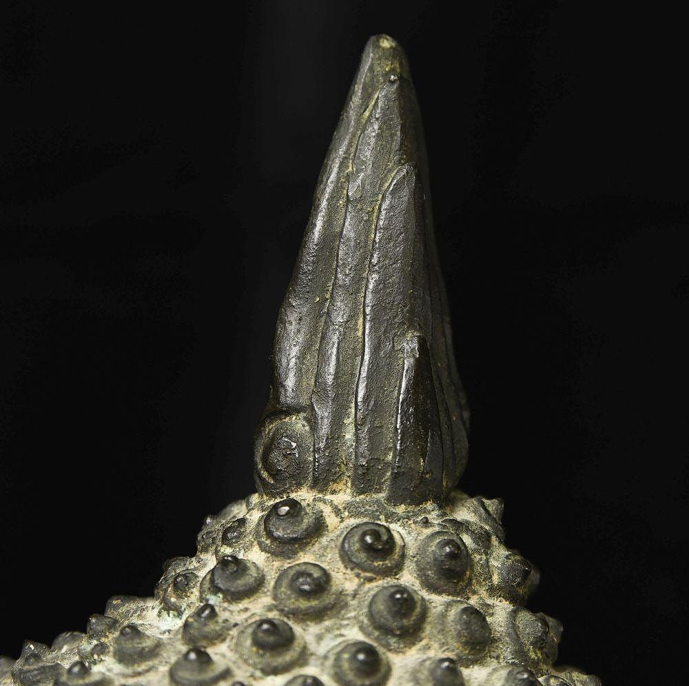 Bronze Tête de bouddha en bronze ancien Sukhothai à pied en vente