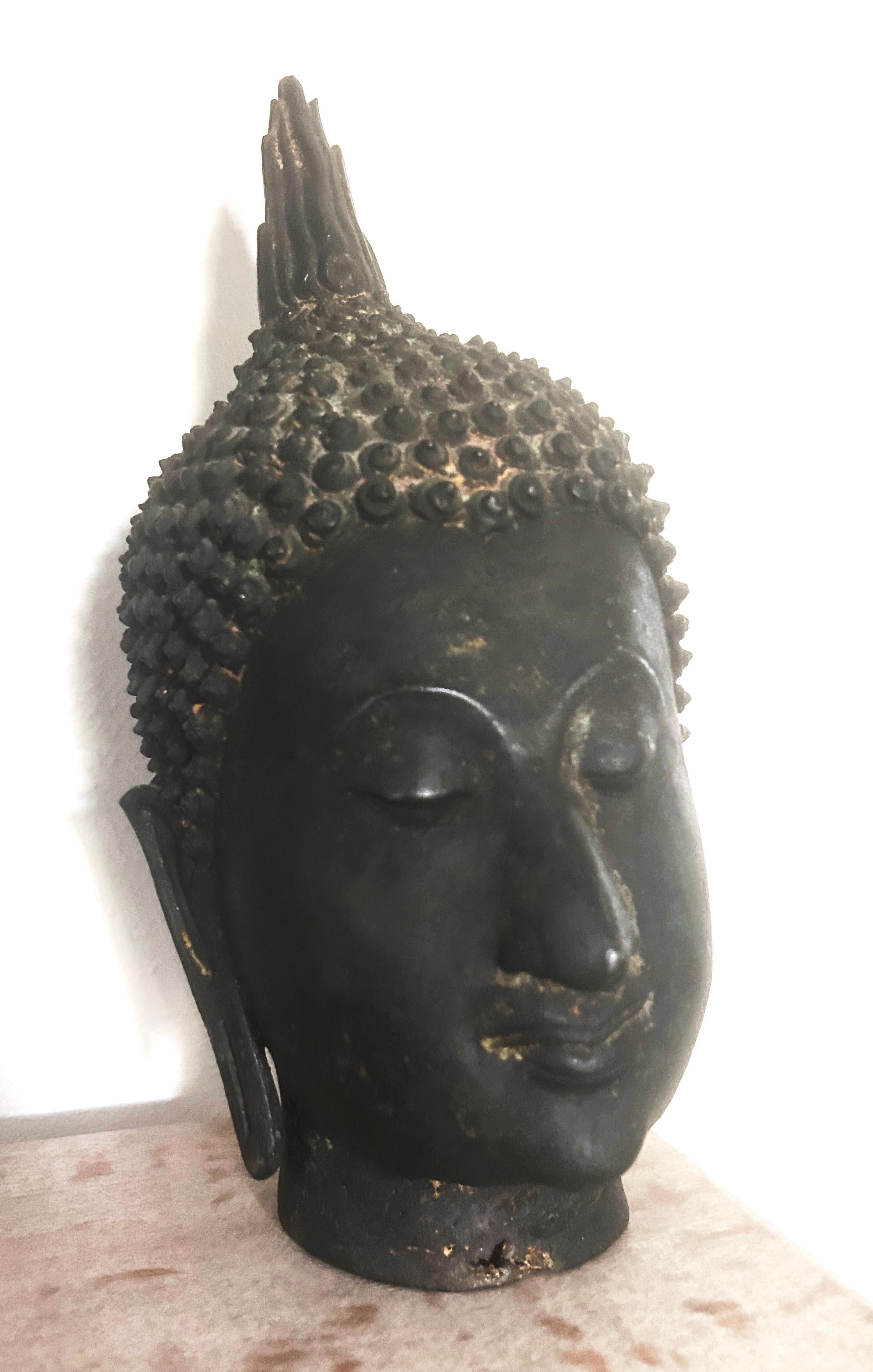 Tête de bouddha en bronze ancien Sukhothai à pied en vente 1