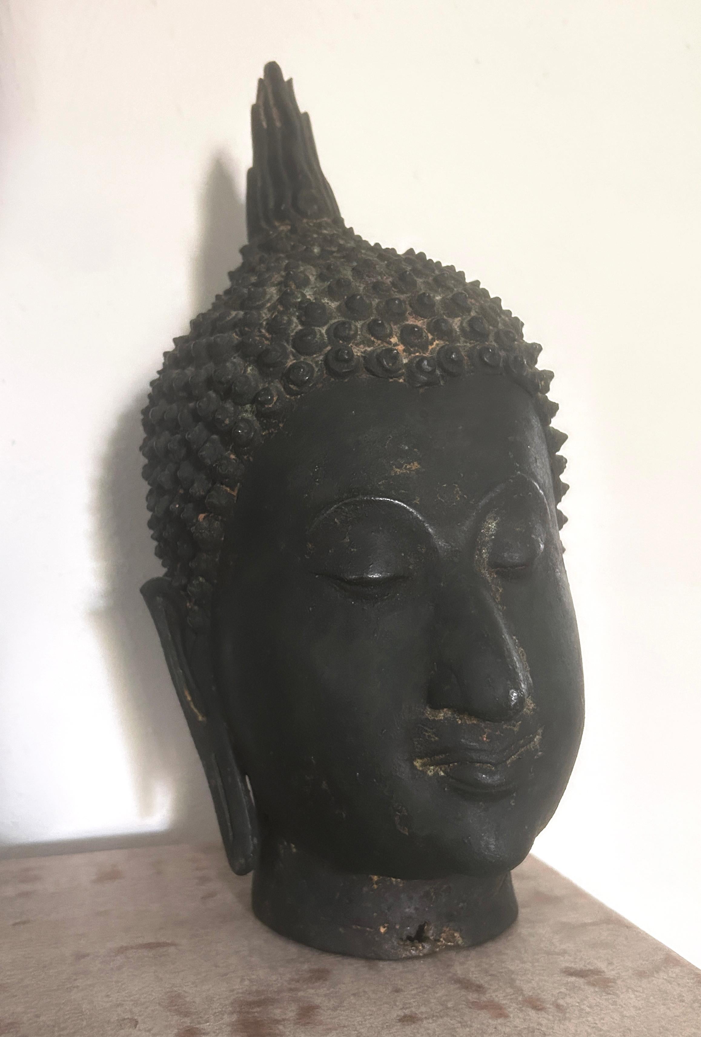 Tête de bouddha en bronze ancien Sukhothai à pied en vente 2