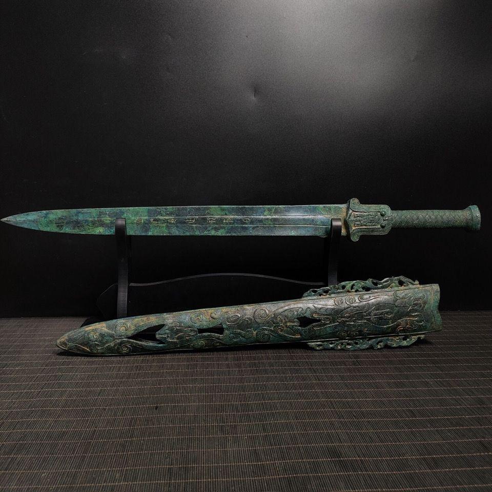 Antique Chinese Bronze Sword with Scabbard and Characters In Good Condition For Sale In 景德镇市, CN