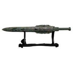 Antique épée chinoise en bronze avec scabbard et personnages