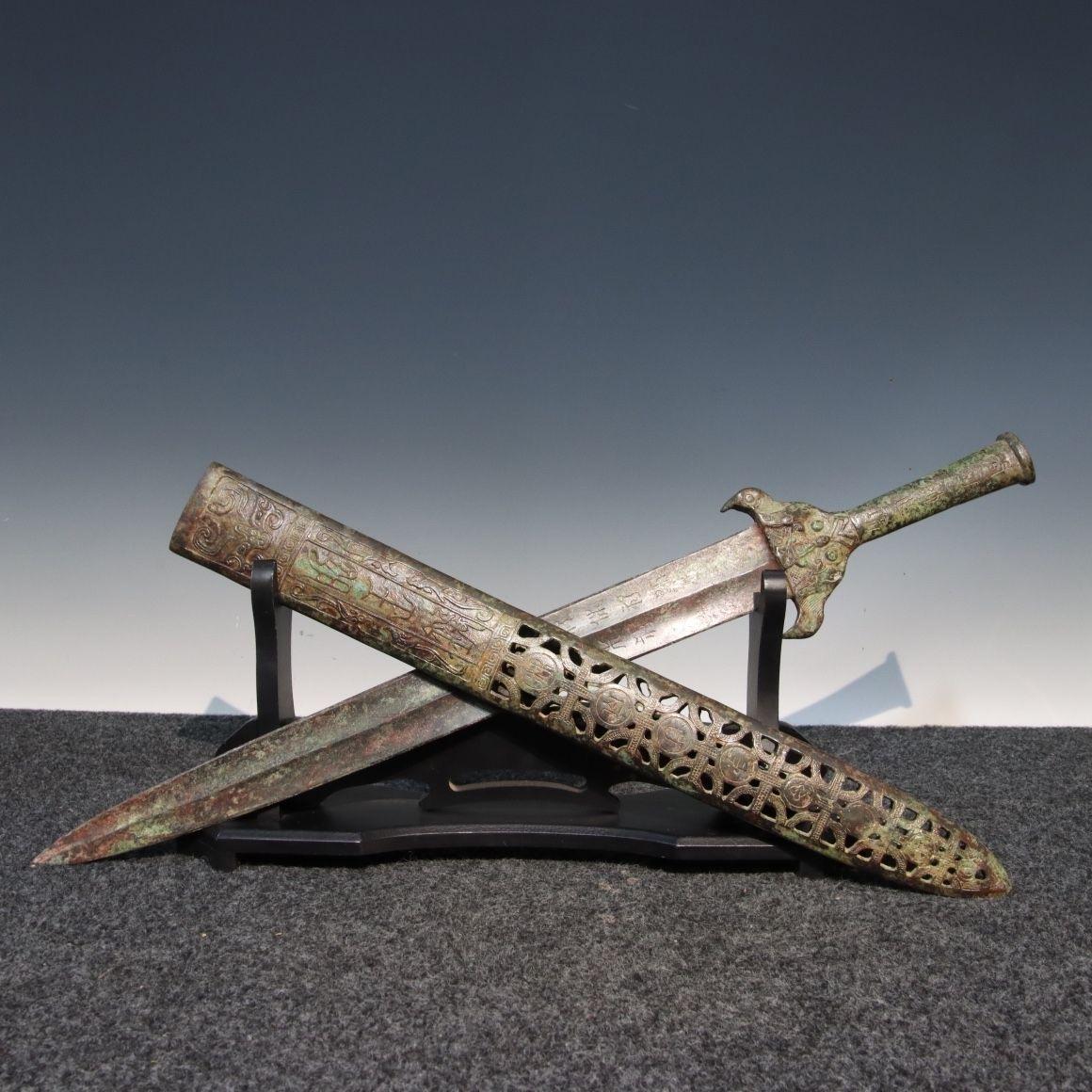 Espada asiática vintage de bronce en vaina con motivos clásicos en Bastante bueno estado para la venta en 景德镇市, CN
