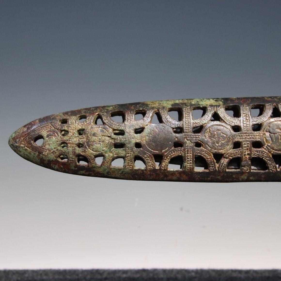 Espada asiática vintage de bronce en vaina con motivos clásicos siglo XIX en venta