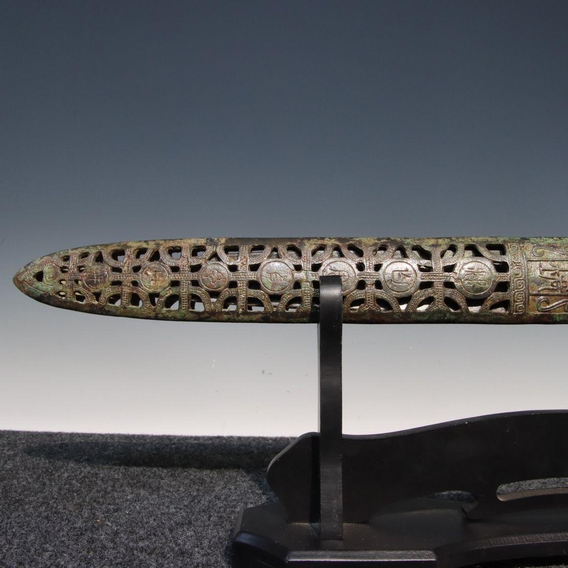 Espada asiática vintage de bronce en vaina con motivos clásicos Bronce en venta