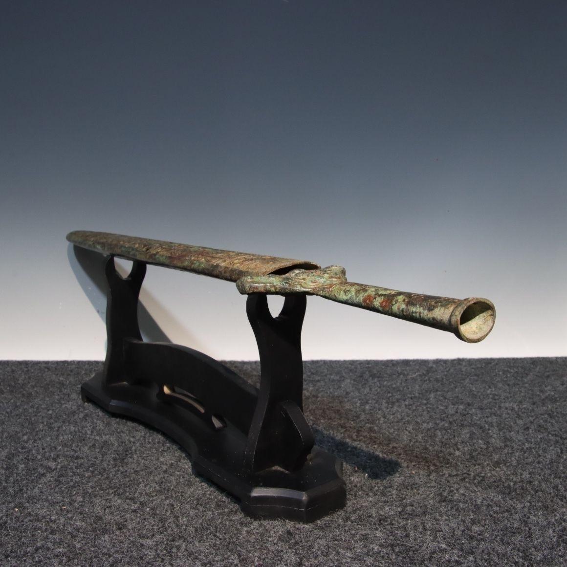Espada asiática vintage de bronce en vaina con motivos clásicos en venta 1