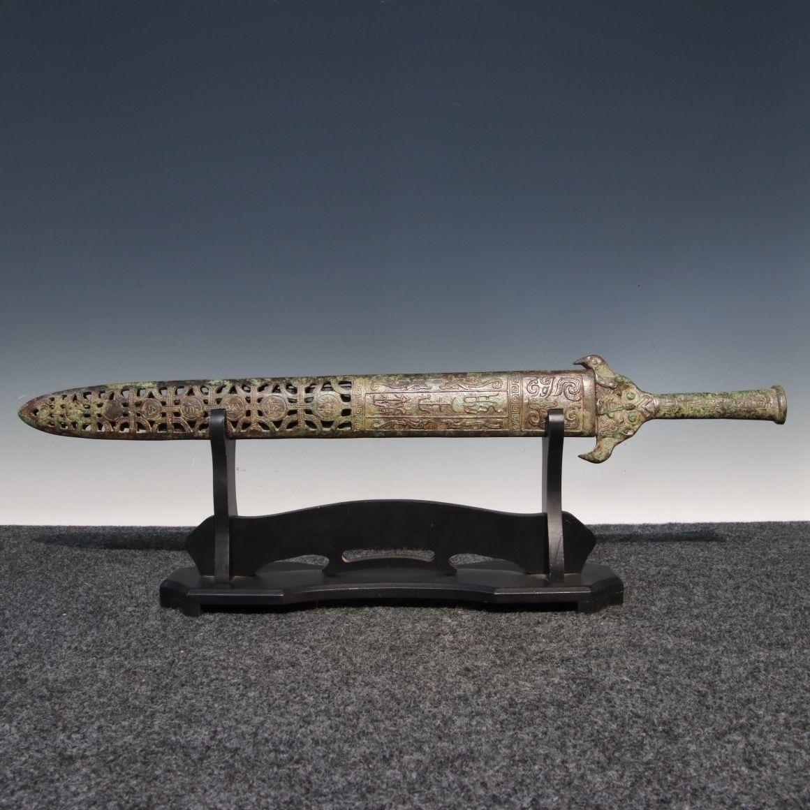 Espada asiática vintage de bronce en vaina con motivos clásicos en venta 2