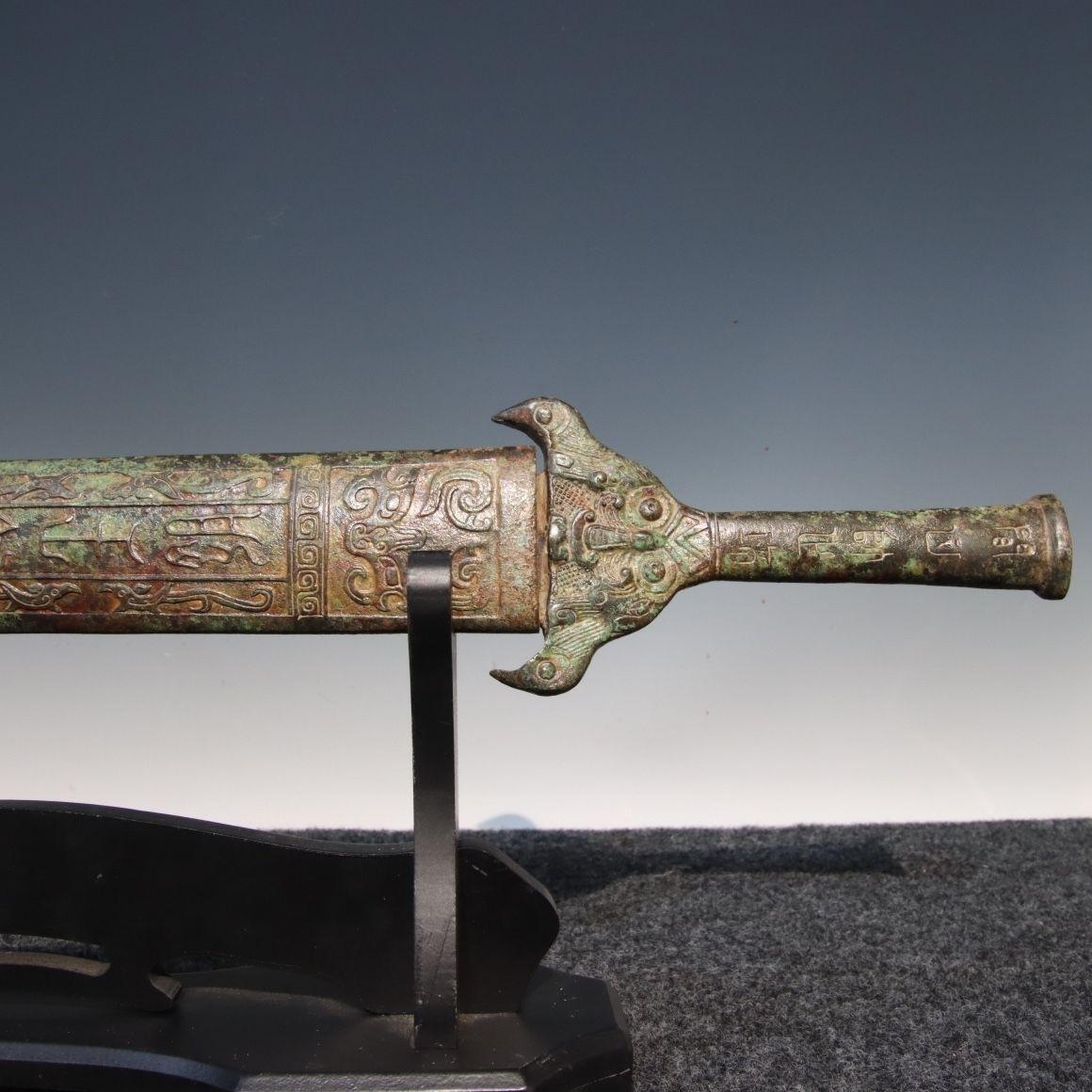 Espada asiática vintage de bronce en vaina con motivos clásicos en venta 3
