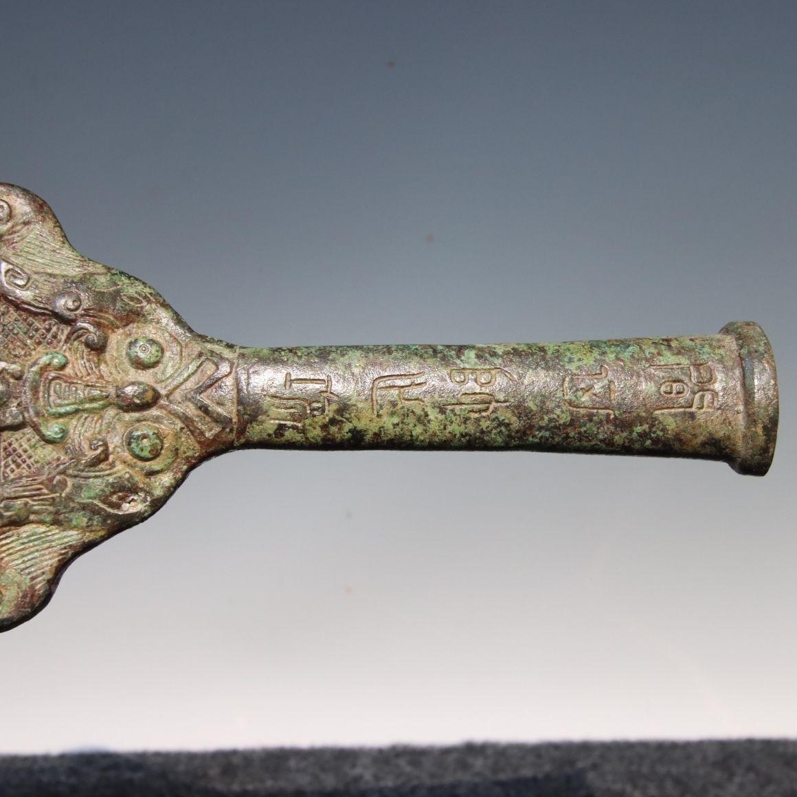 Espada asiática vintage de bronce en vaina con motivos clásicos en venta 4