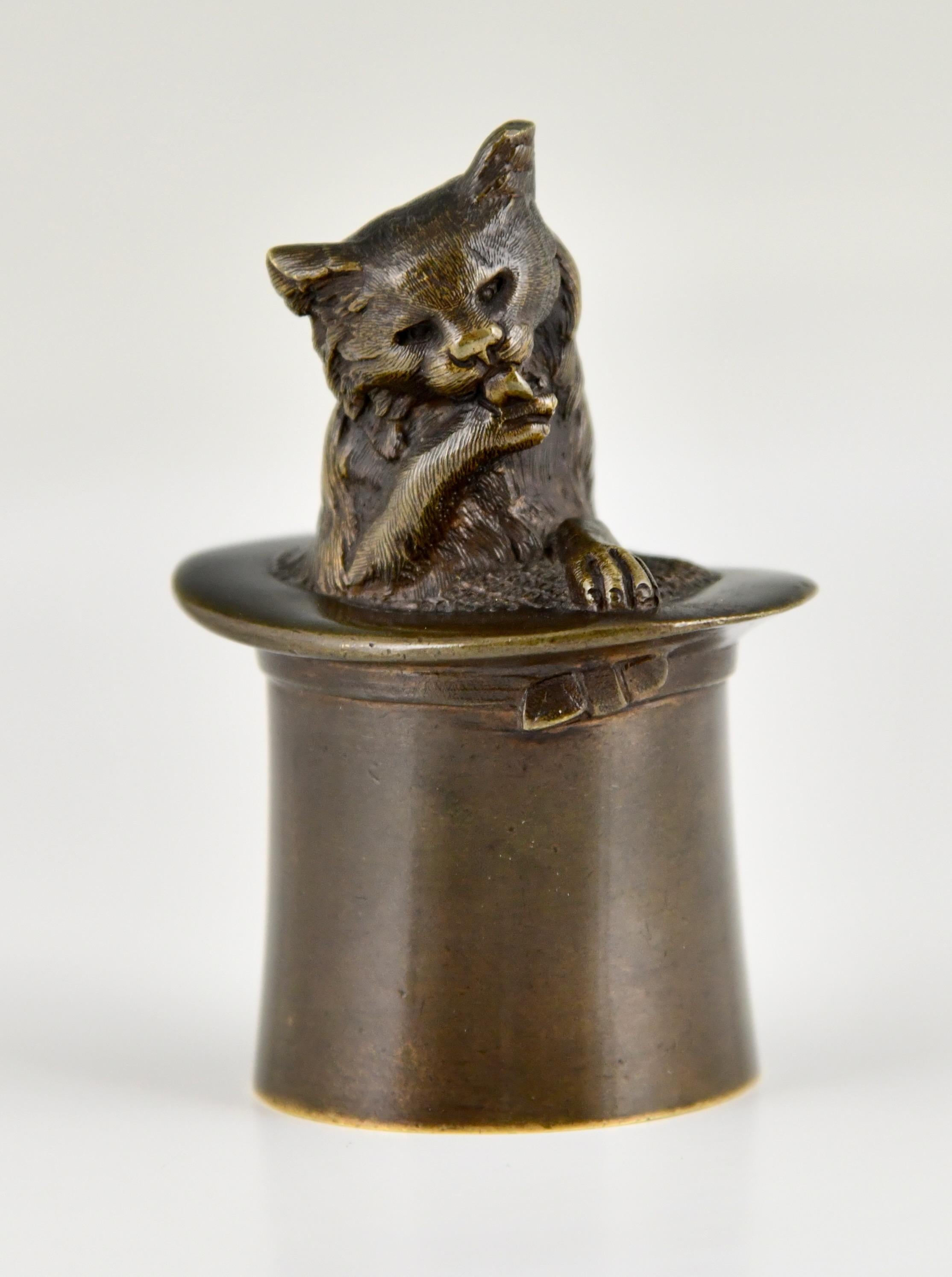 Antike Bronze Tischglocke Katze in einem Zylinder.
Frankreich 1880-1900