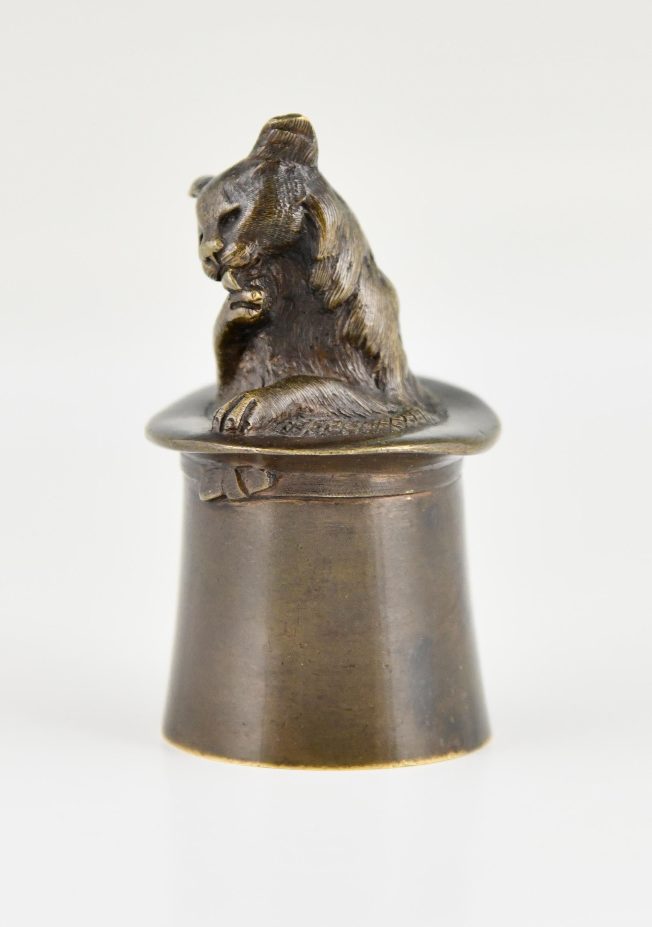 Bronze Ancien chat de table cloche dans un chapeau de dessus, France 1880 en vente