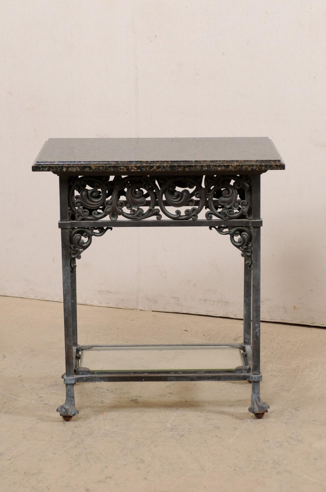 Table en bronze antique avec plateau en granit d'origine, tablette inférieure en verre, motif Acanthus Bon état - En vente à Atlanta, GA