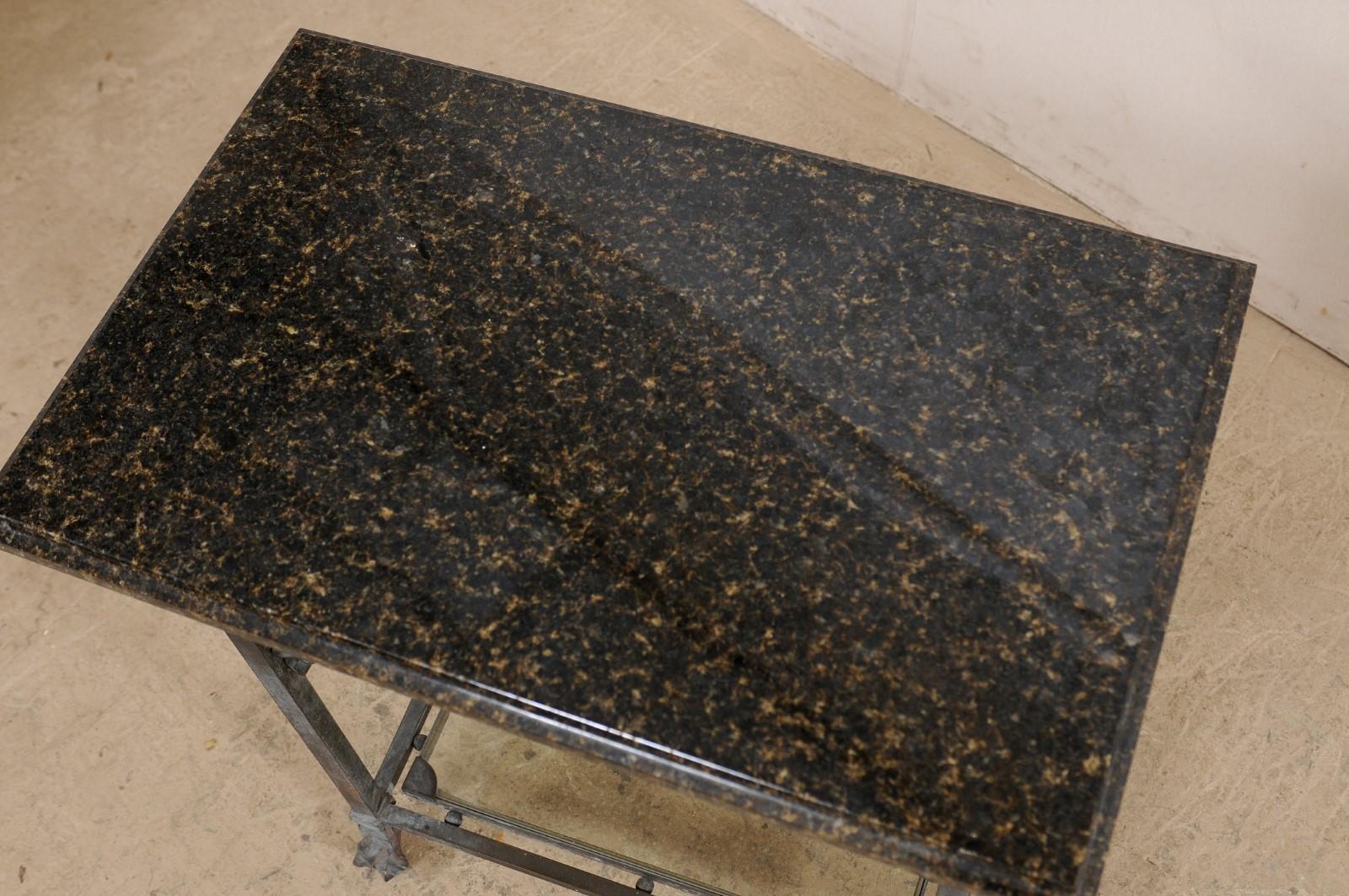20ième siècle Table en bronze antique avec plateau en granit d'origine, tablette inférieure en verre, motif Acanthus en vente