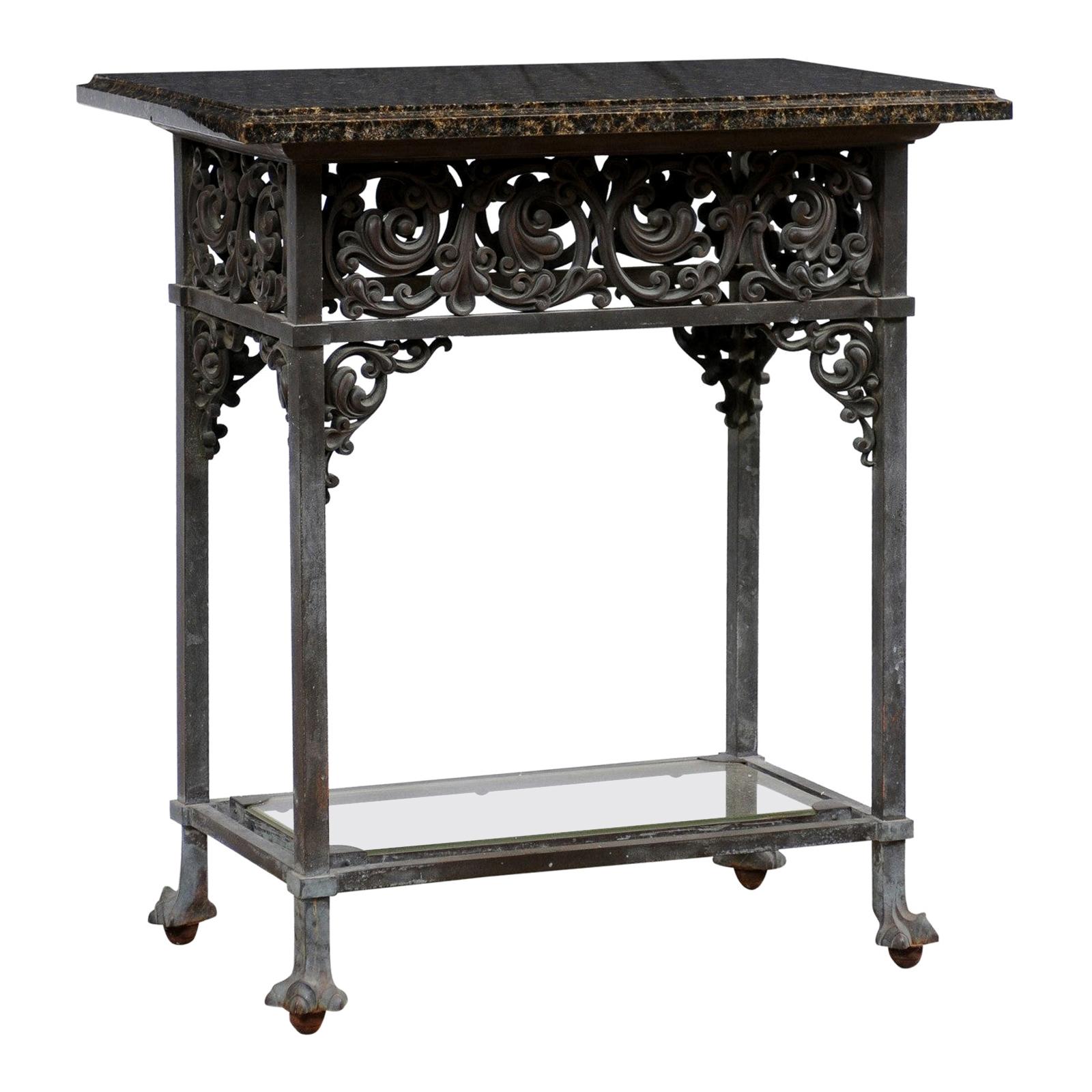 Table en bronze antique avec plateau en granit d'origine, tablette inférieure en verre, motif Acanthus en vente