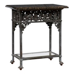 Table en bronze antique avec plateau en granit d'origine, tablette inférieure en verre, motif Acanthus