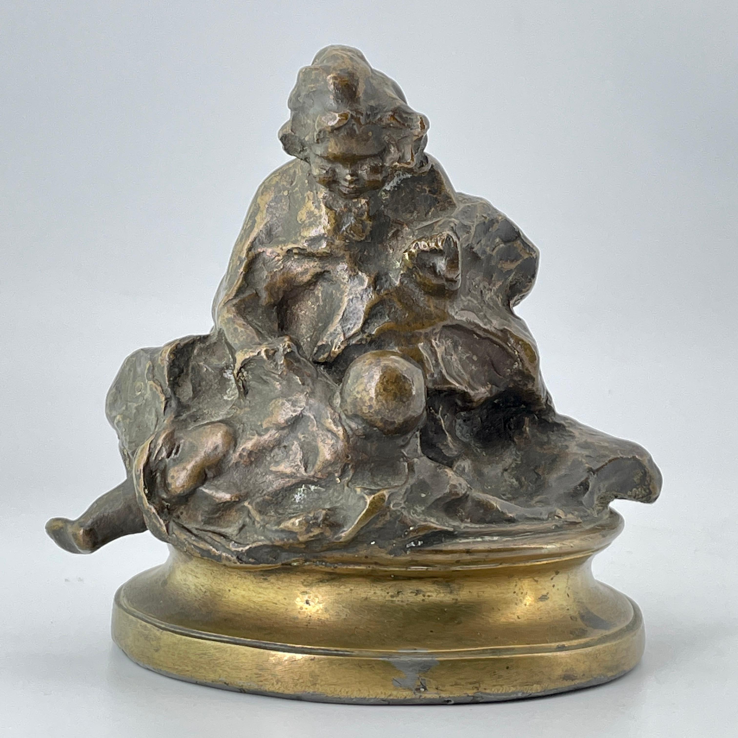 Sculpture ancienne de table en bronze représentant une mère et un enfant ou des chérubins dans la mer ? Procuré par le haut de gamme de Washington D.C. Succession. Nous ne sommes pas en mesure de déterminer les informations sur l'artiste, il y a une