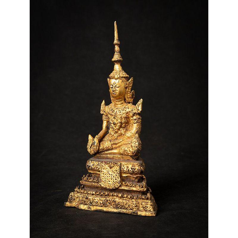 Material: bronze
21,4 cm high 
11,9 cm wide and 7,2 cm deep
Weight: 0.919 kgs
Gilded with 24 krt. gold
Bhumisparsha mudra
Originating from Thailand
19th century
Rattanakosin style.
 