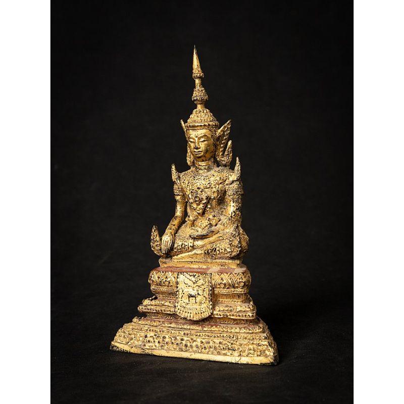 Material: bronze
19,6 cm high 
12 cm wide and 6,8 cm deep
Weight: 0.701 kgs
Gilded with 24 krt. gold
Bhumisparsha mudra
Originating from Thailand
19th century
Rattanakosin period.

