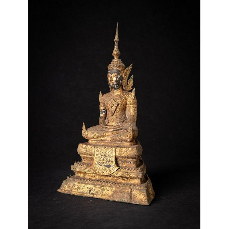 MATERIAL : bronze
34,5 cm de hauteur 
21,5 cm de large et 12,5 cm de profondeur
Poids : 3,718 kgs
Doré avec de l'or 24 krt.
Dhyana mudra
Originaire de Thaïlande
19ème siècle - Période Rattanakosin

