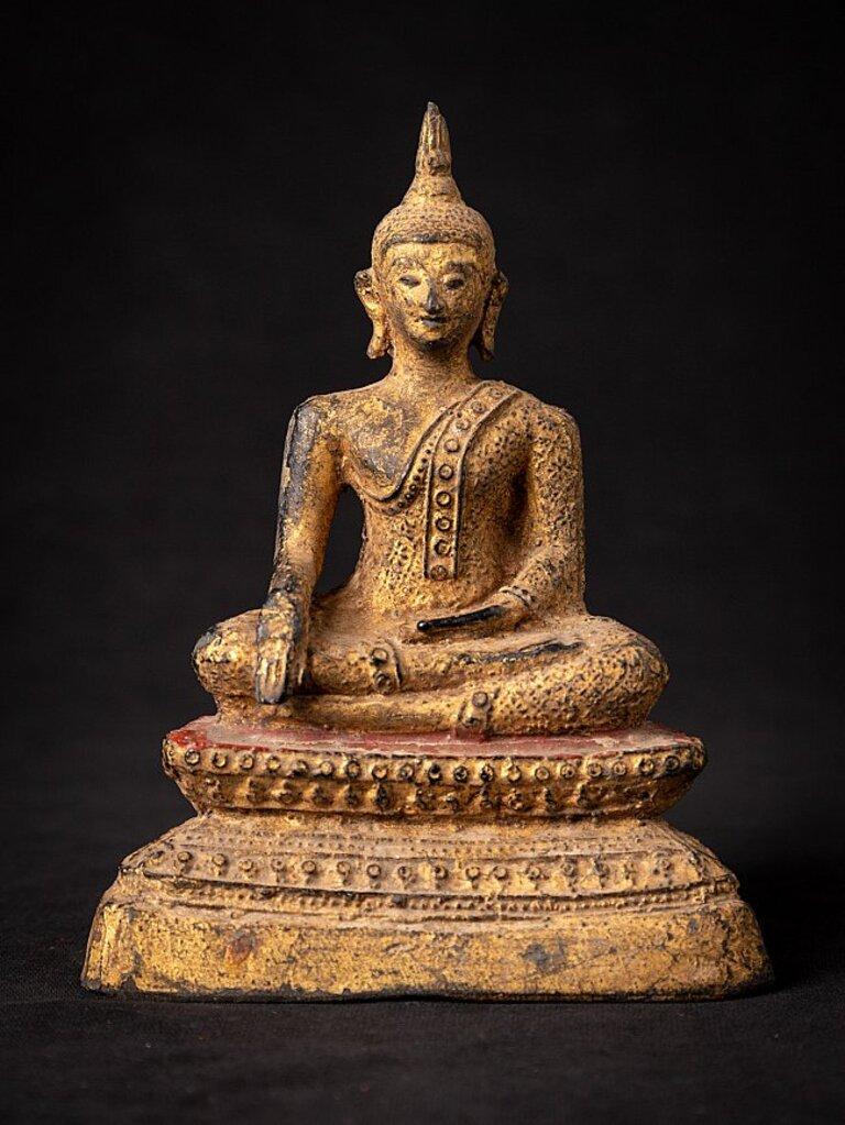 Material: bronze
15,2 cm high 
11,8 cm wide and 6,6 cm deep
Weight: 0.891 kgs
Gilded with 24 krt. gold
Bhumisparsha mudra
Originating from Thailand
19th century.
 