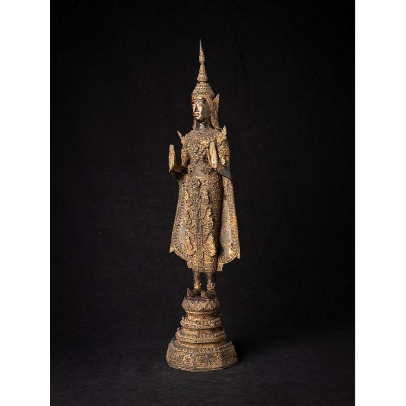 MATERIAL : bronze
58 cm de haut 
14,9 cm de large et 12,7 cm de profondeur
Poids : 4,413 kgs
Doré avec de l'or 24 krt.
Abhaya mudra
Originaire de Thaïlande
19ème siècle - Période Rattanakosin

