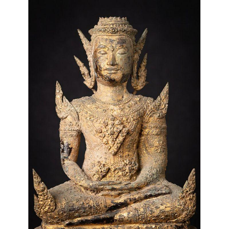 MATERIAL : bronze
34 cm de haut 
26,2 cm de large et 16,1 cm de profondeur
Poids : 6,645 kgs
Dhyana mudra
Originaire de Thaïlande
19ème siècle - Période Rattanakosin

