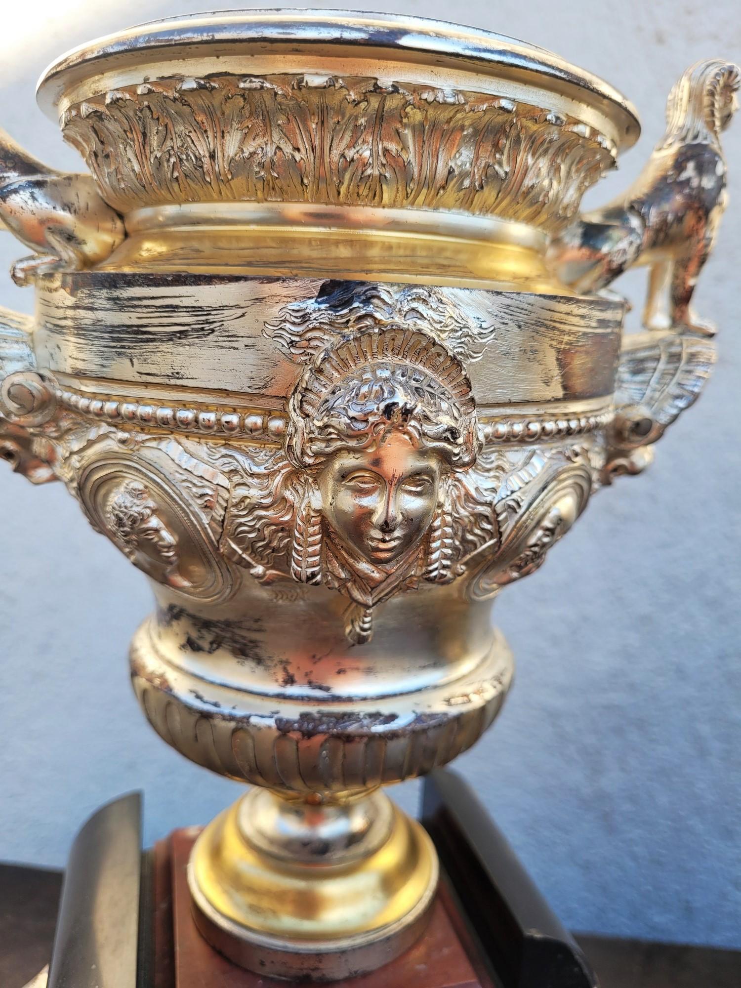 Adornos de Bronce Antiguo, Reloj y Urnas, Siglo XIX en Bueno estado para la venta en MARSEILLE, FR