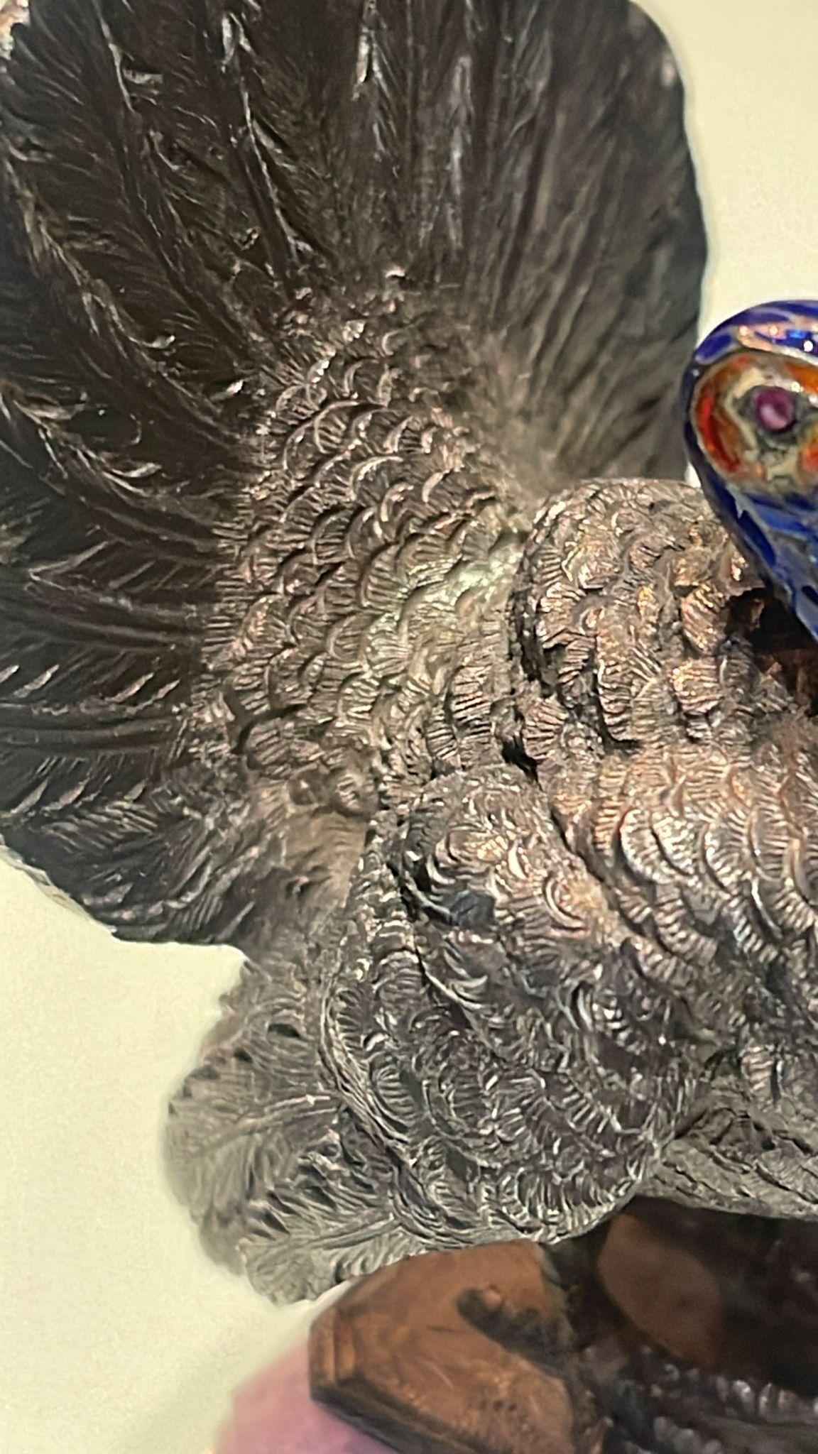 Diese sehr schöne österreichische Bronzestudie aus dem frühen 20. Jahrhundert zeigt einen stehenden Truthahn, der mit außergewöhnlicher Liebe zum Detail gefertigt wurde. Die kalt bemalte Bronze weist eine hervorragende handziselierte Oberfläche auf,