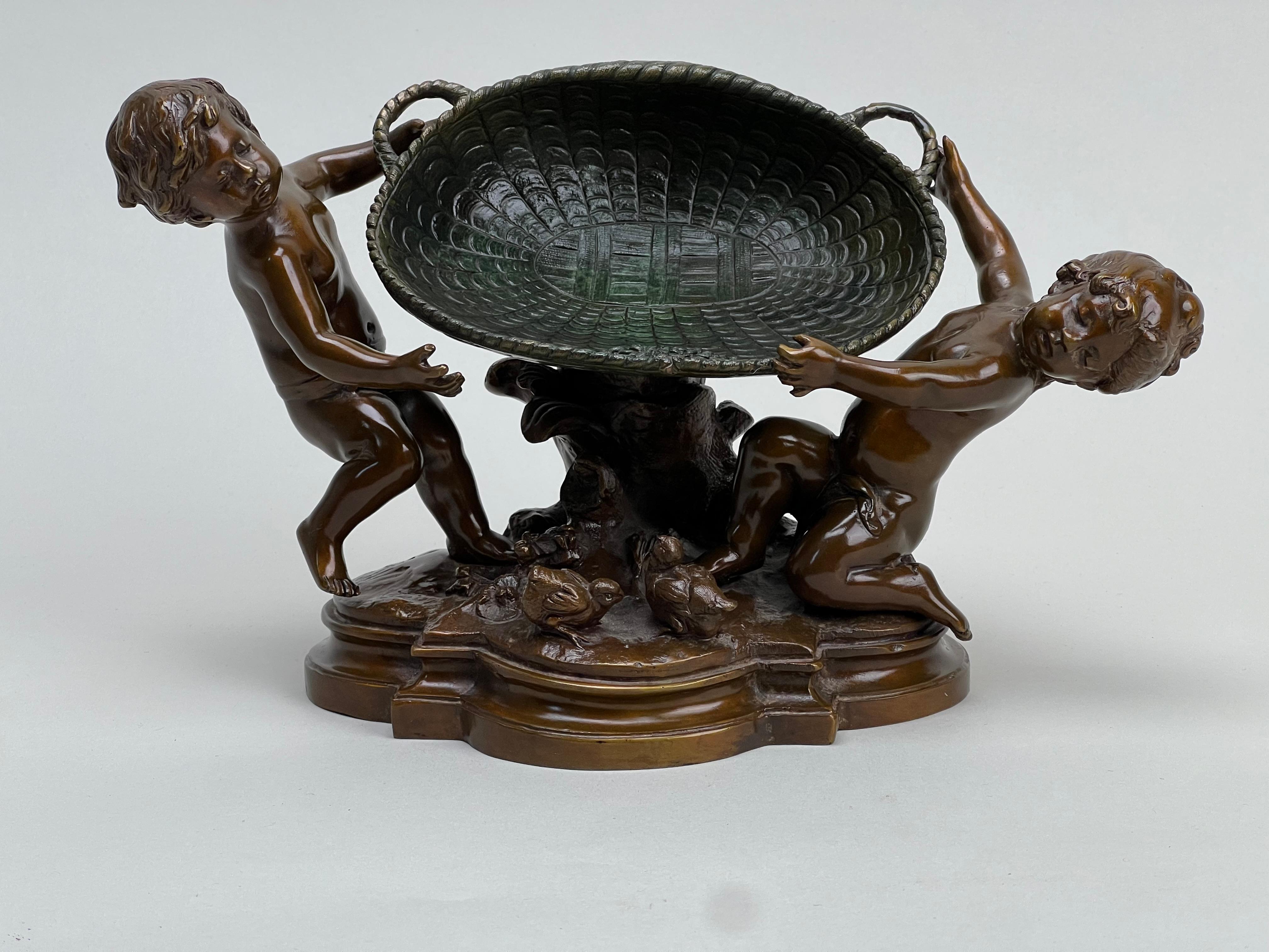 Questa splendida scultura antica in bronzo, intitolata 