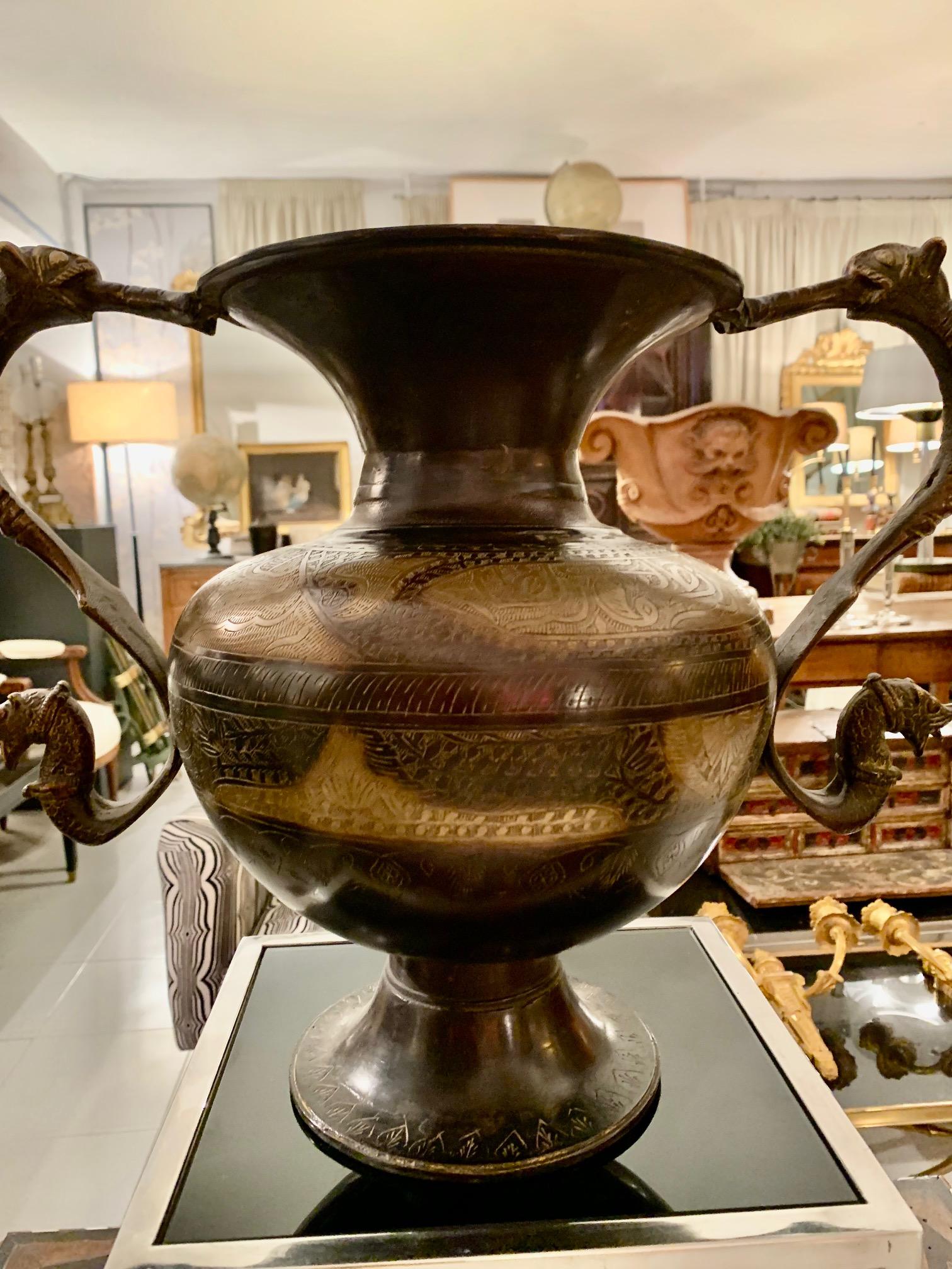 Moulage indonésien antique persan antique  Vase en bronze en vente 8