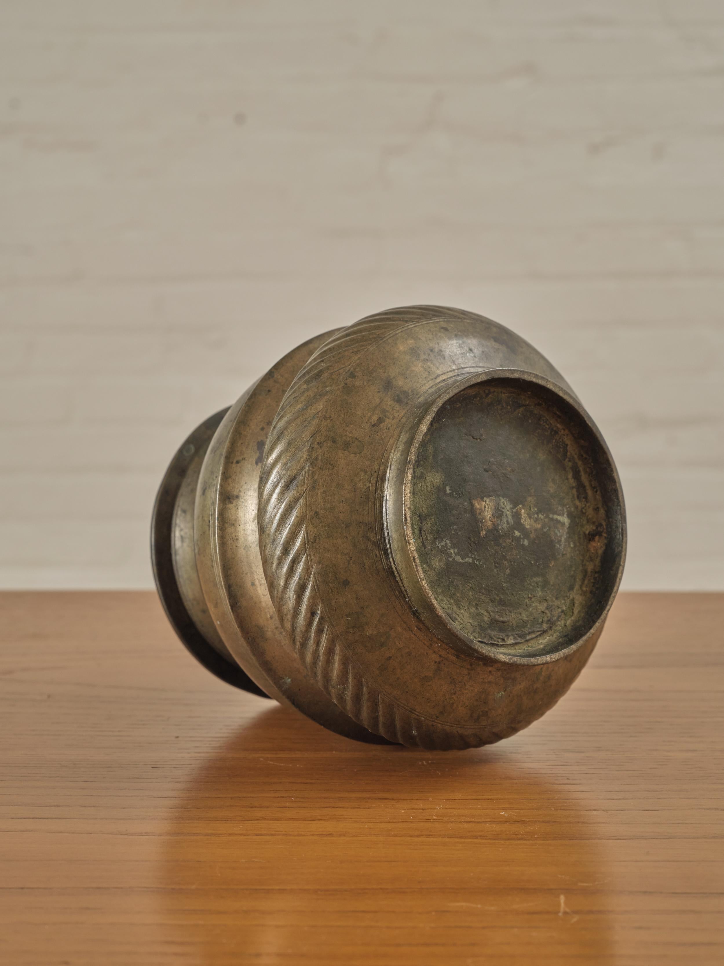 Antique Bronze Vase In Good Condition For Sale In Long Island City, NY