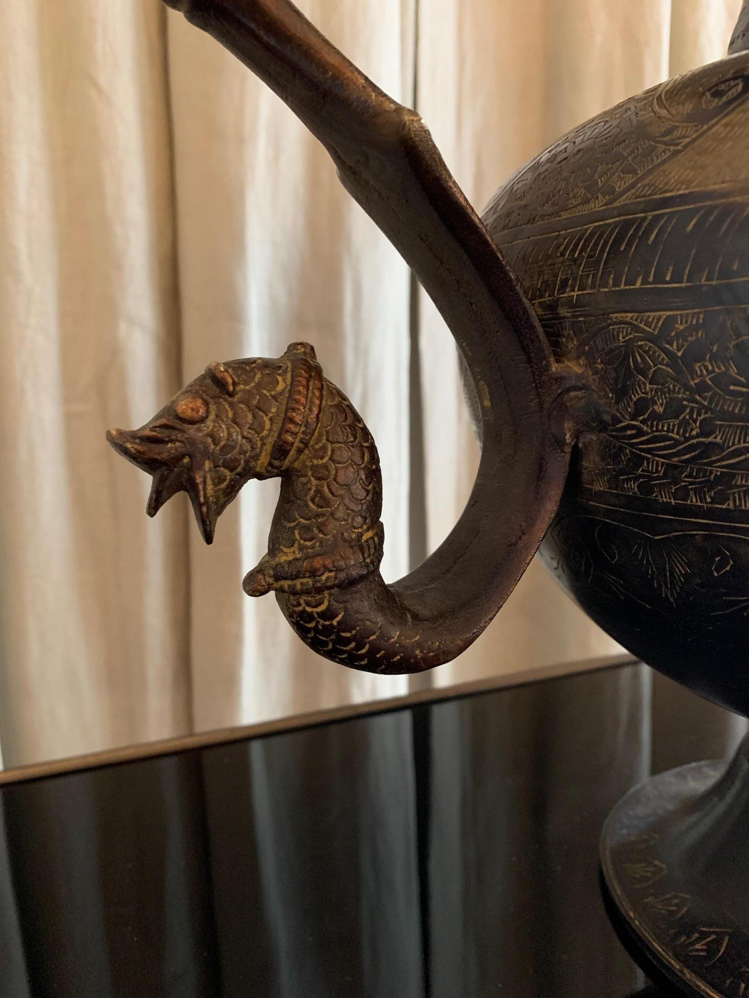 XIXe siècle Moulage indonésien antique persan antique  Vase en bronze en vente