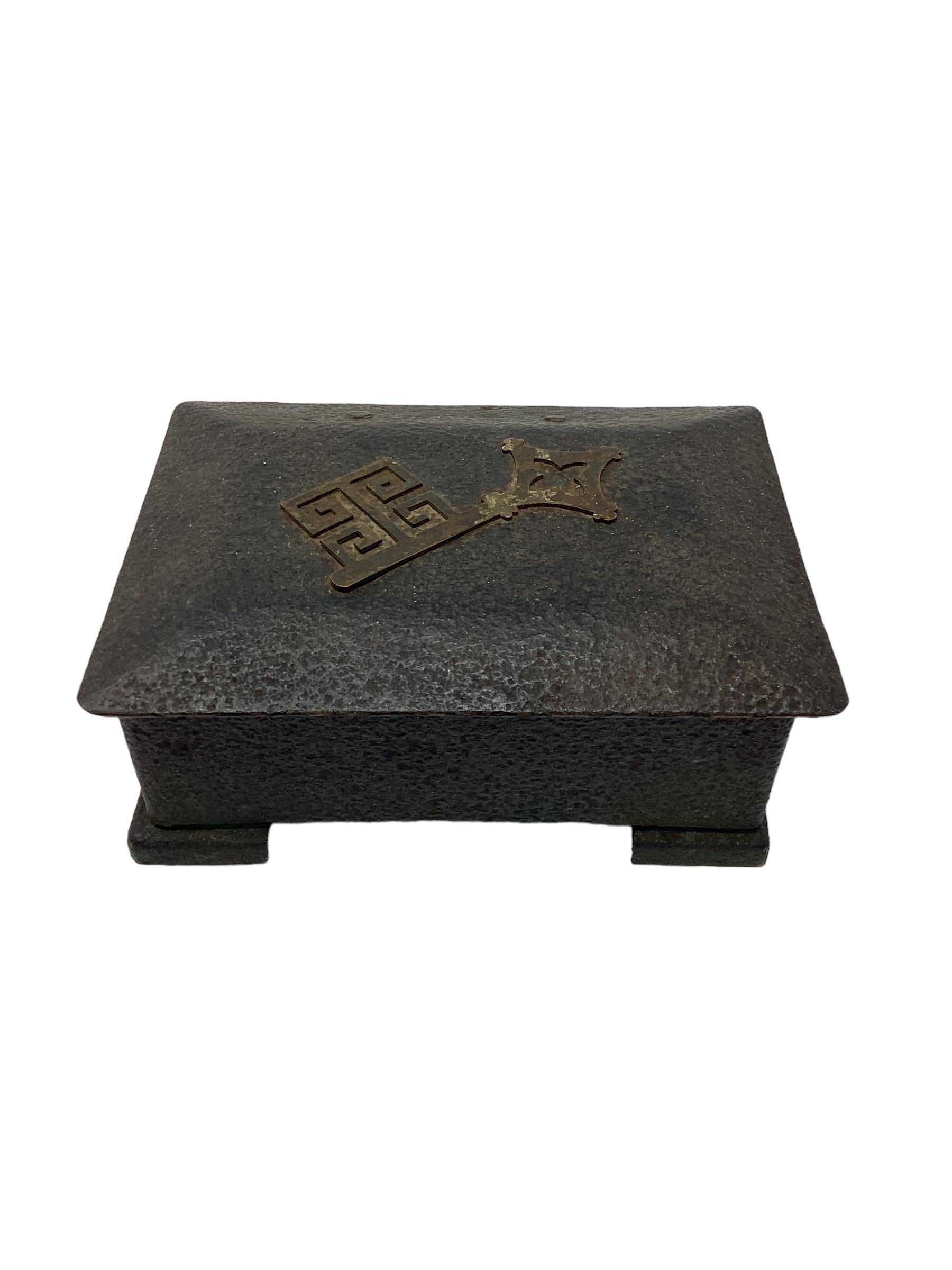 Boîte en bronze antique en vert-de-gris avec décoration en forme de clé grecque. La boîte est doublée de bois et aurait pu contenir des cigarettes ou des bibelots. 