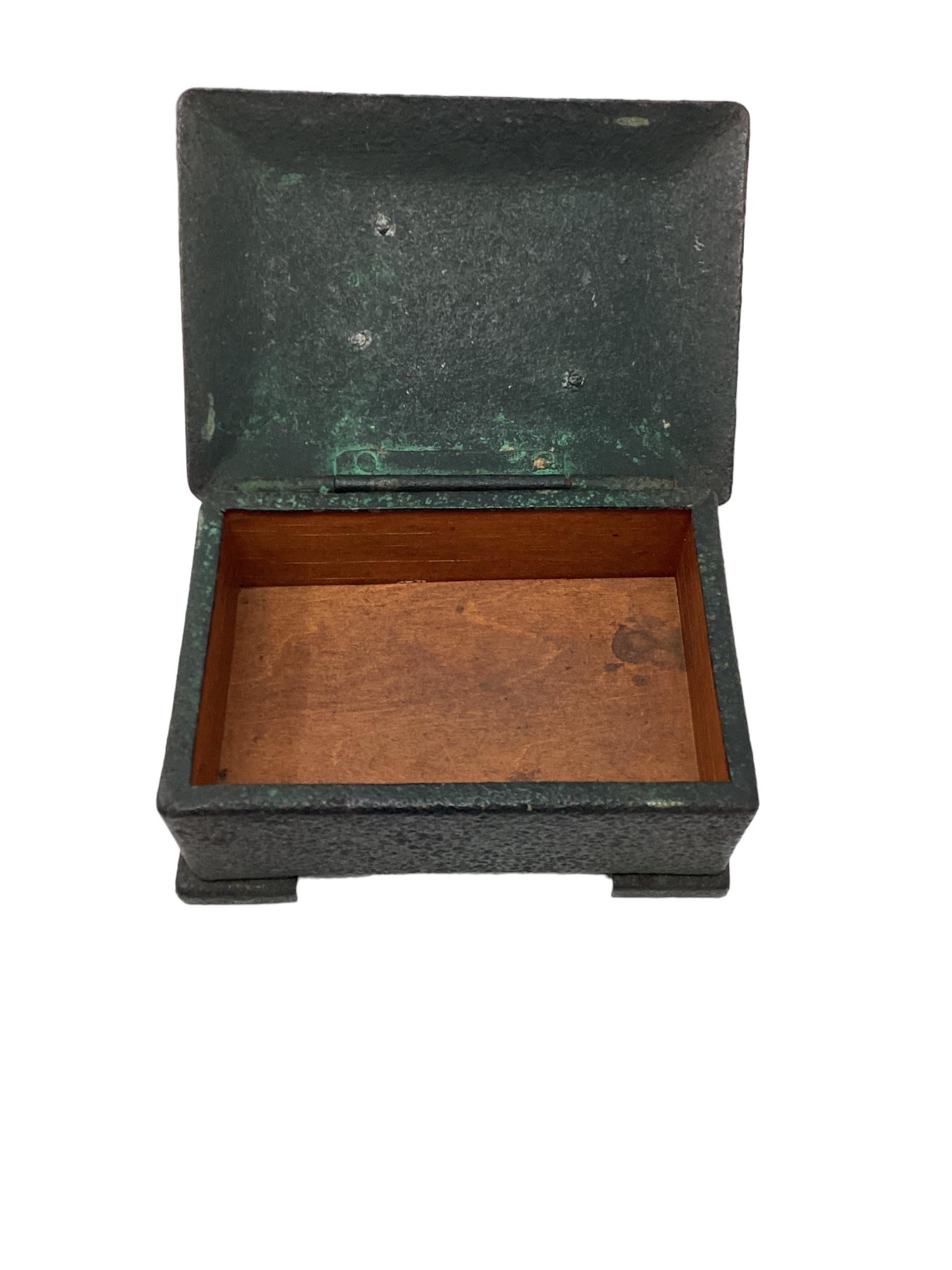 Début du 20ème siècle Boîte d'antiquités en bronze vert-de-gris avec clé grecque  en vente