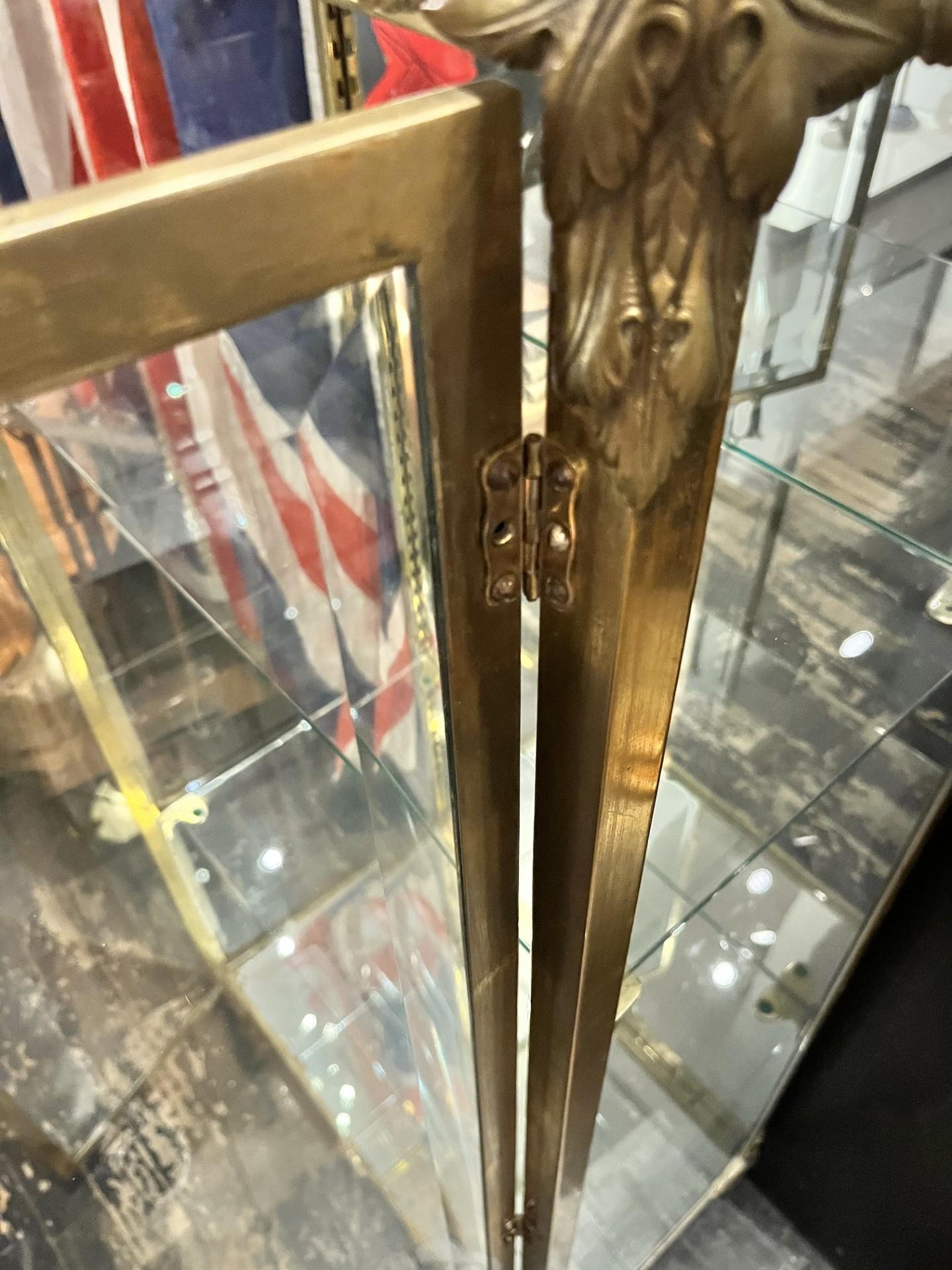 Vitrina de Bronce Antiguo en venta 6