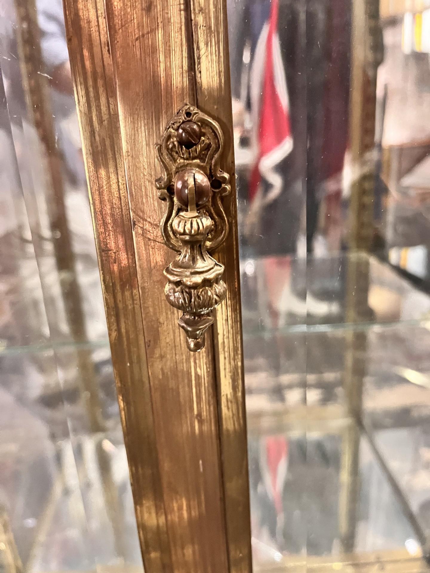Vitrina de Bronce Antiguo en venta 3