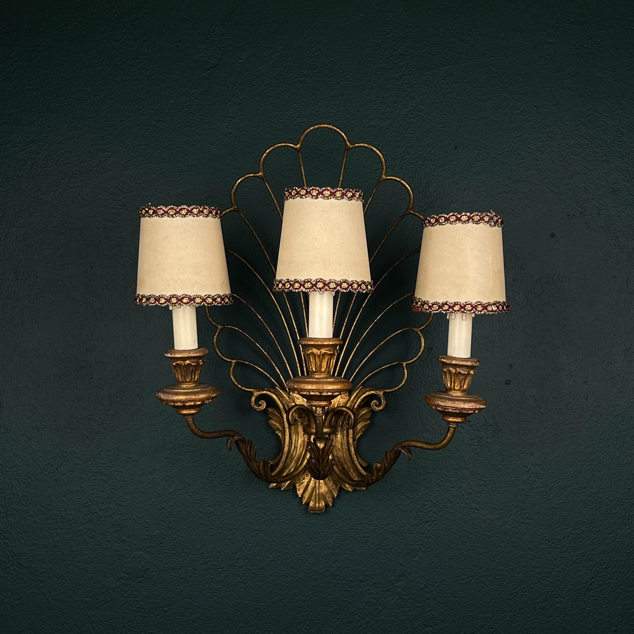 Incredibile lampada da parete in bronzo e legno realizzata in Italia negli anni Trenta.

La lampada è in ottime condizioni vintage.

Dimensioni:
Larghezza: 41 cm / 16,1 pollici
Altezza: 47 cm / 18,5 pollici
Profondità: 28 cm

La lampada richiede una