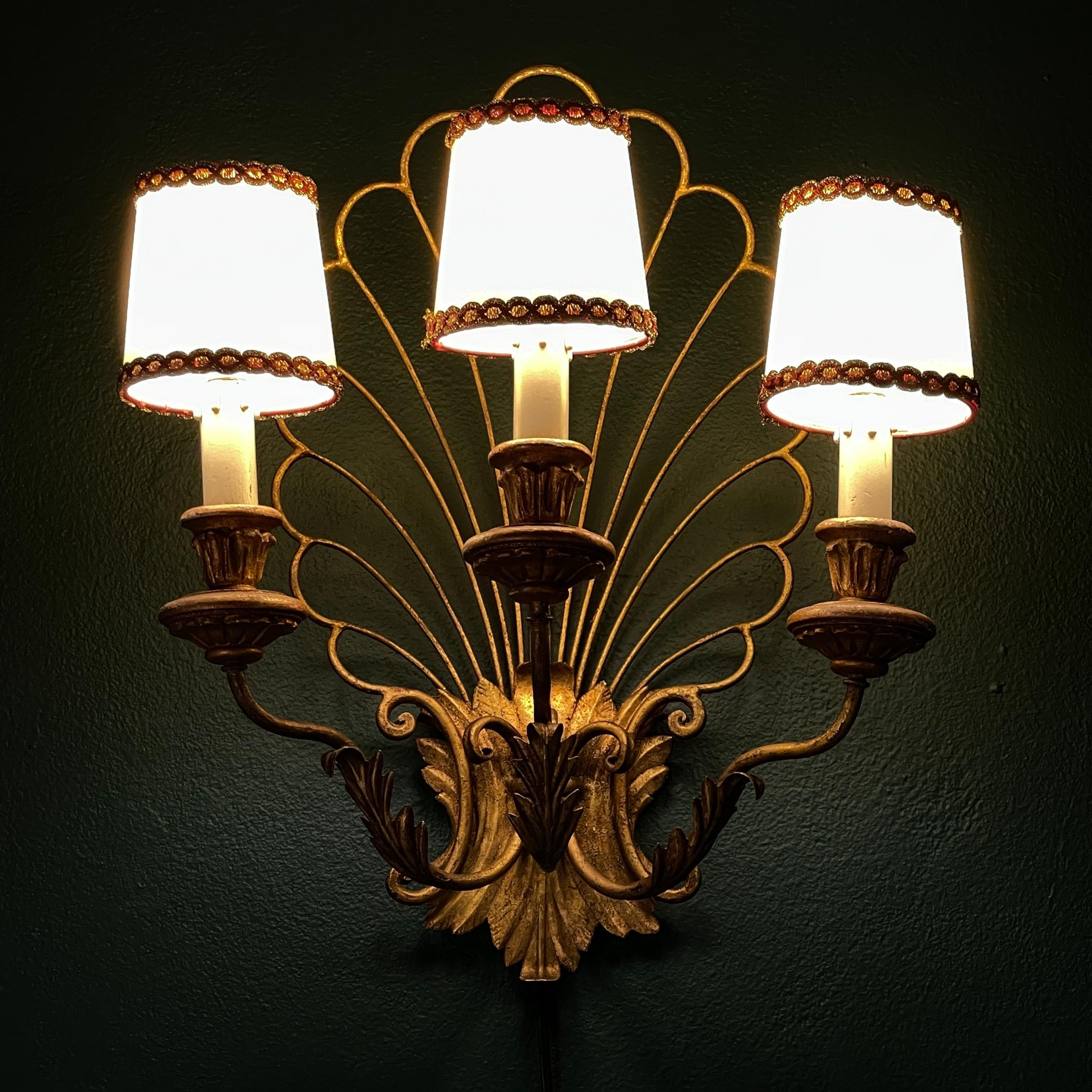 XX secolo Lampada da parete in bronzo antico a 3 bracci, Italia anni '30 in vendita