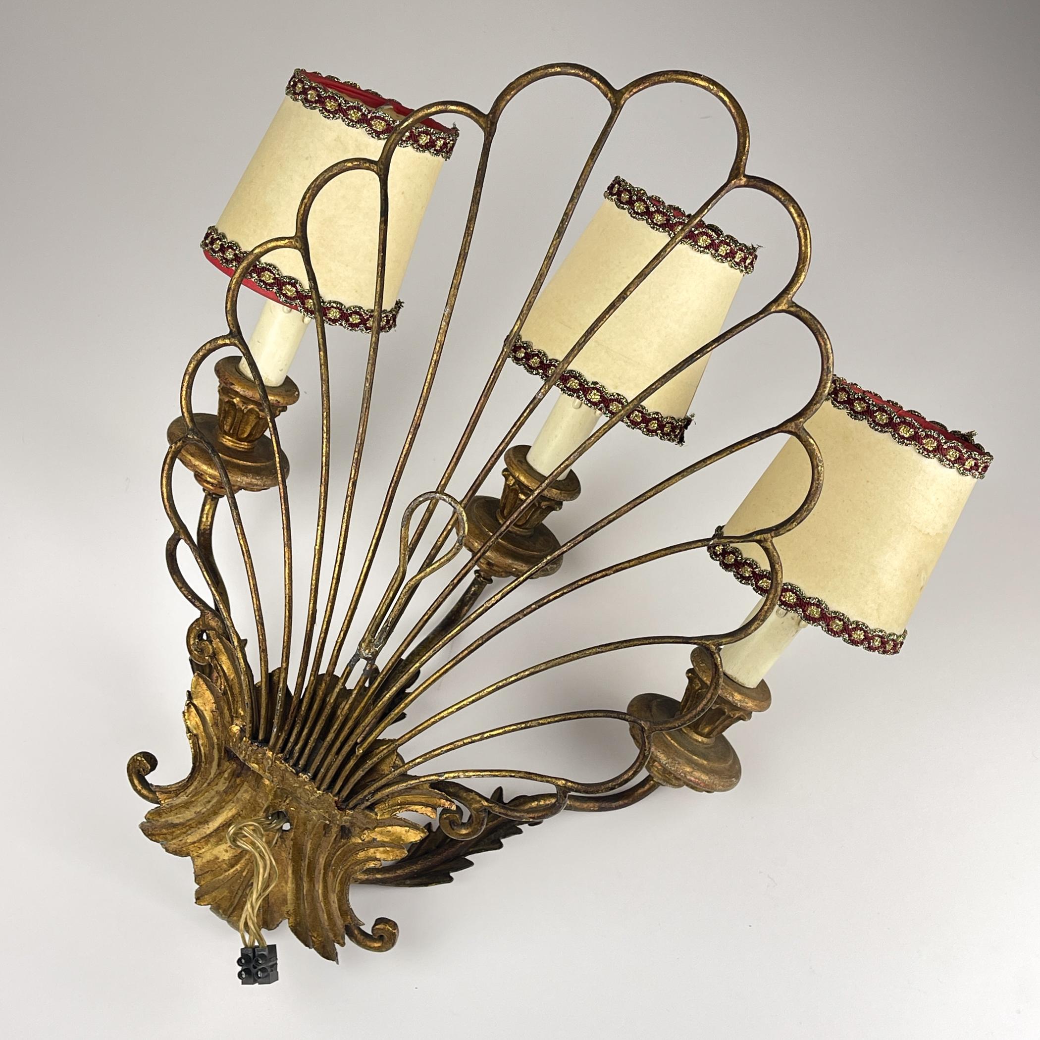 Bronzo Lampada da parete in bronzo antico a 3 bracci, Italia anni '30 in vendita