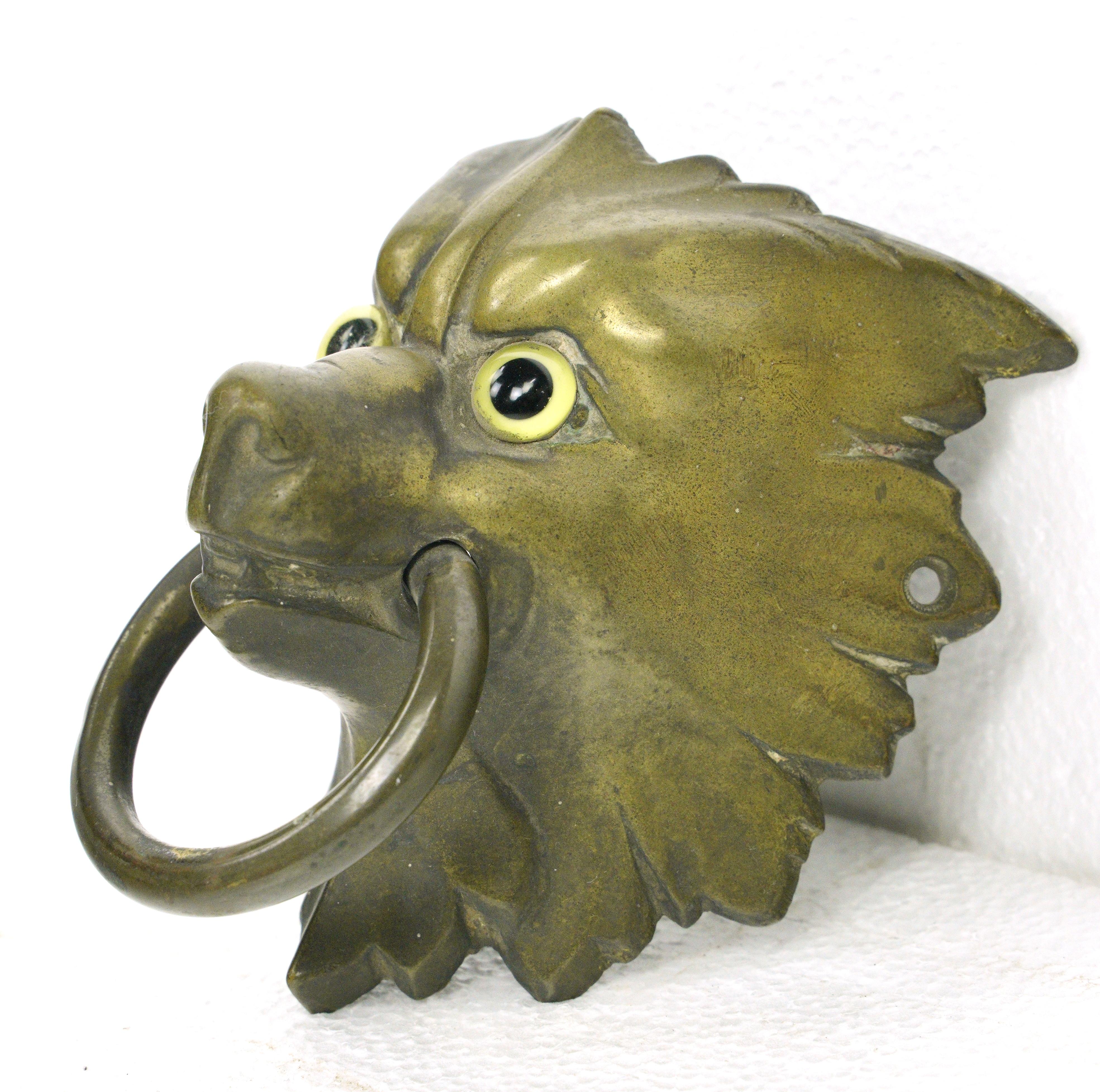 Antiker Bronze-Ringgriff mit Wolfkopf und Glasaugen aus Glas (amerikanisch) im Angebot