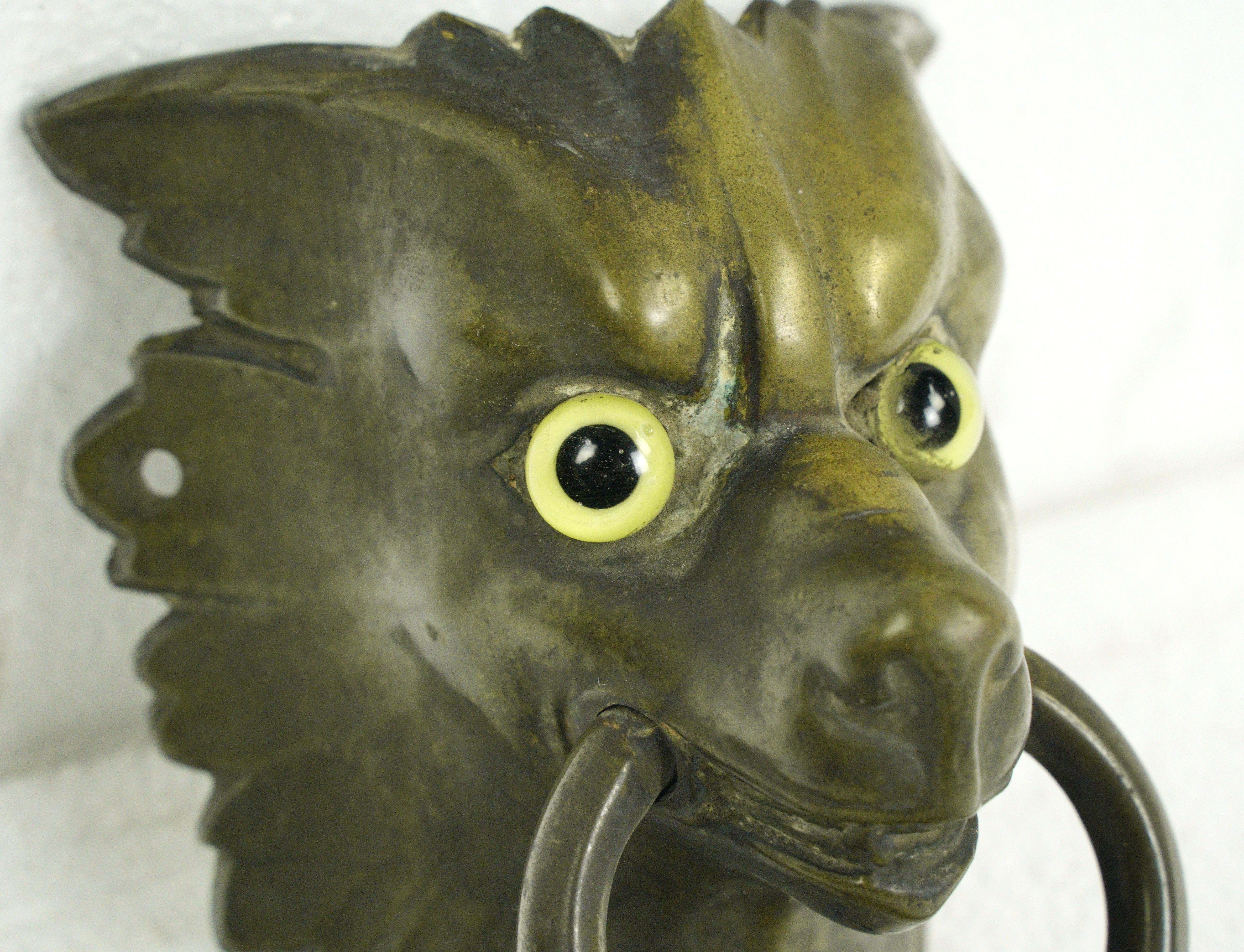 Antiker Bronze-Ringgriff mit Wolfkopf und Glasaugen aus Glas im Angebot 1